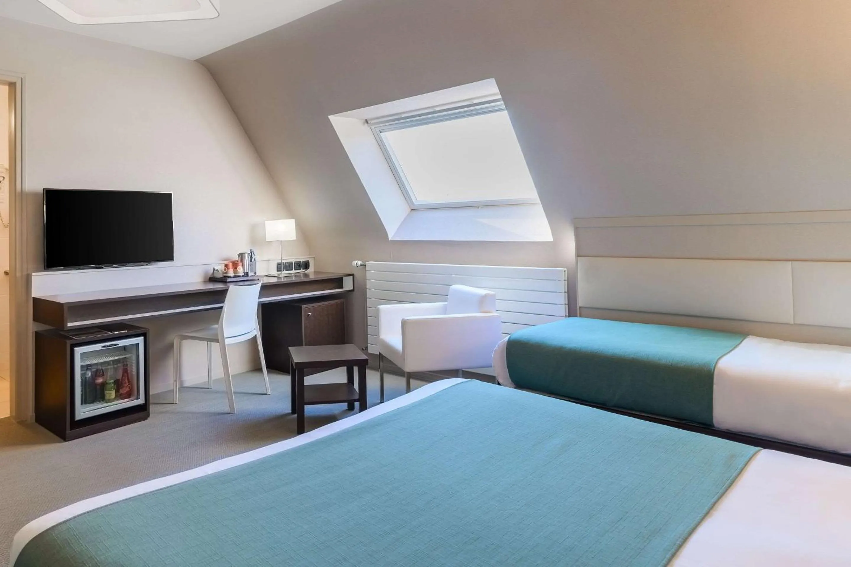 Bedroom, Bed in Quality Hotel La Marebaudière Vannes Centre