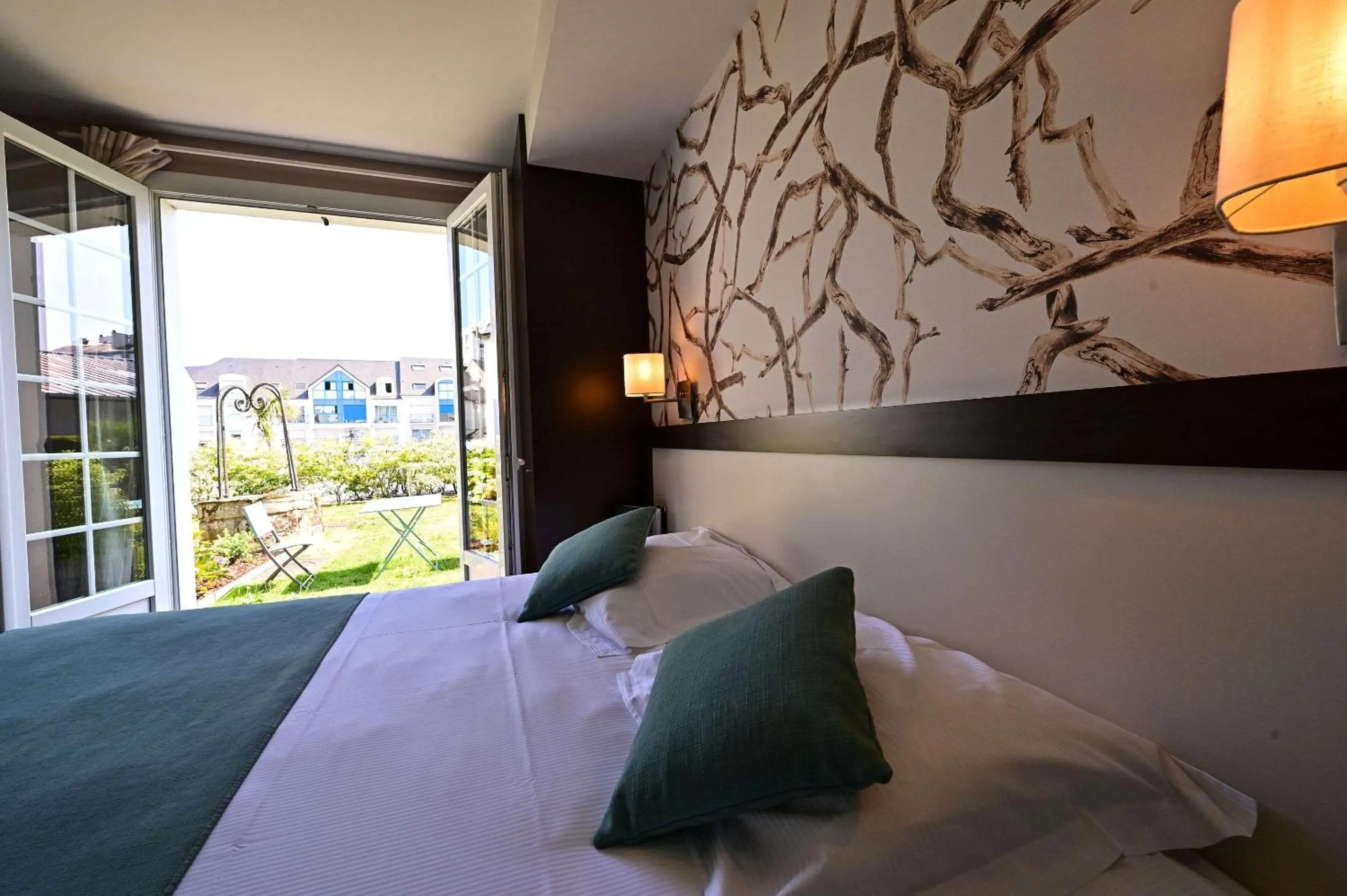 Bedroom, Bed in Quality Hotel La Marebaudière Vannes Centre