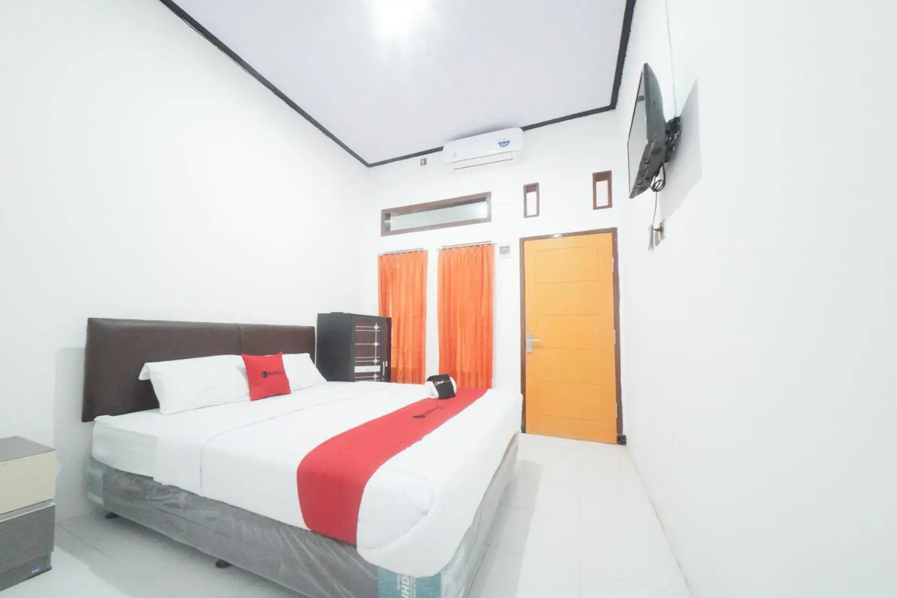 Bedroom, Bed in RedDoorz Syariah near Mall Roxy Banyuwangi 2 Bedroom, Bed in RedDoorz Syariah near Mall Roxy Banyuwangi 2