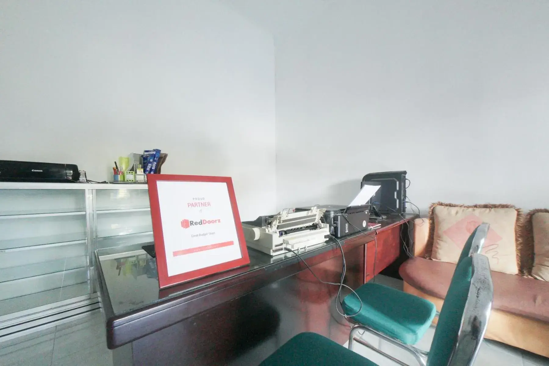 Lobby or reception in RedDoorz Syariah near Mall Roxy Banyuwangi 2 Lobby or reception in RedDoorz Syariah near Mall Roxy Banyuwangi 2