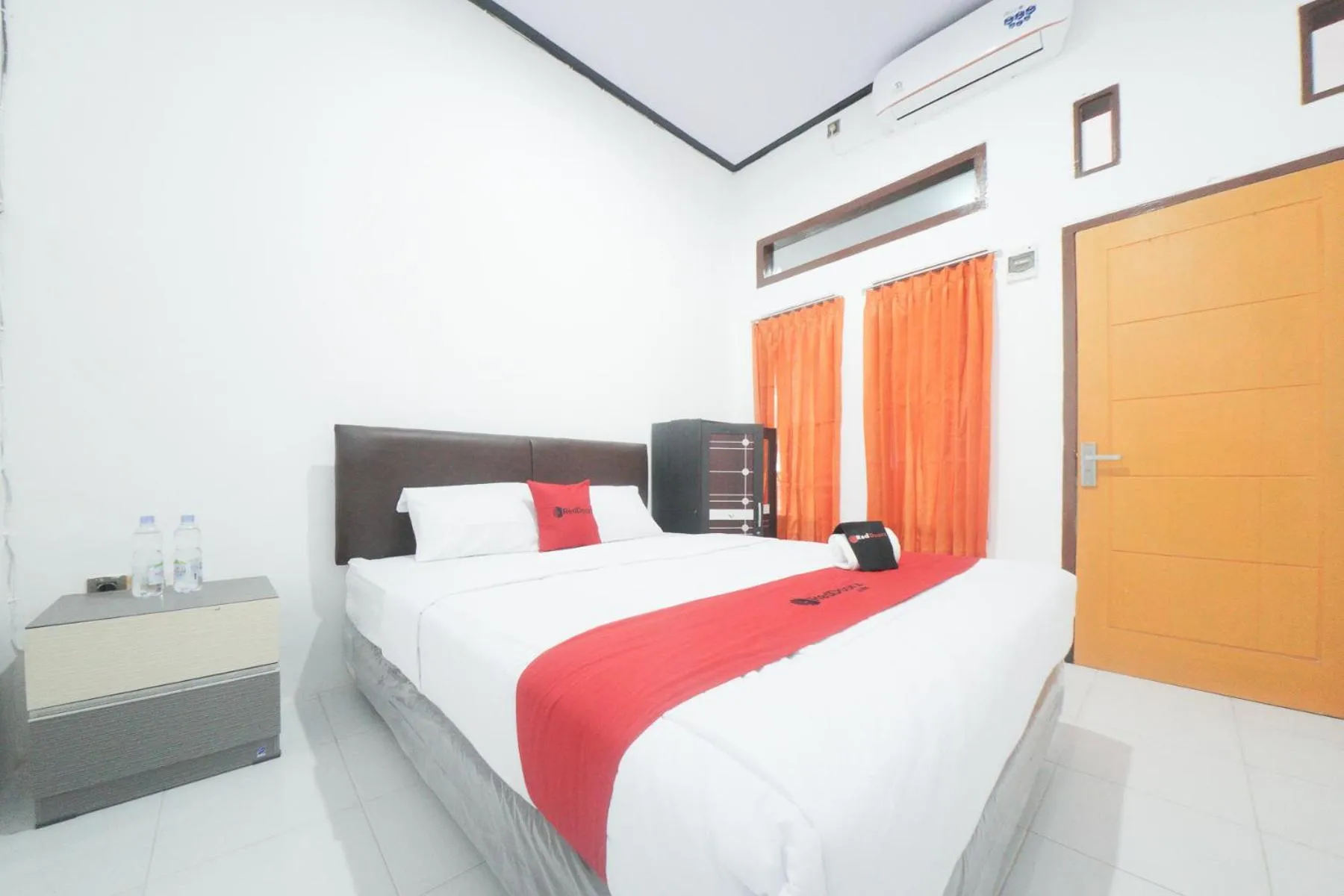 Bedroom, Bed in RedDoorz Syariah near Mall Roxy Banyuwangi 2