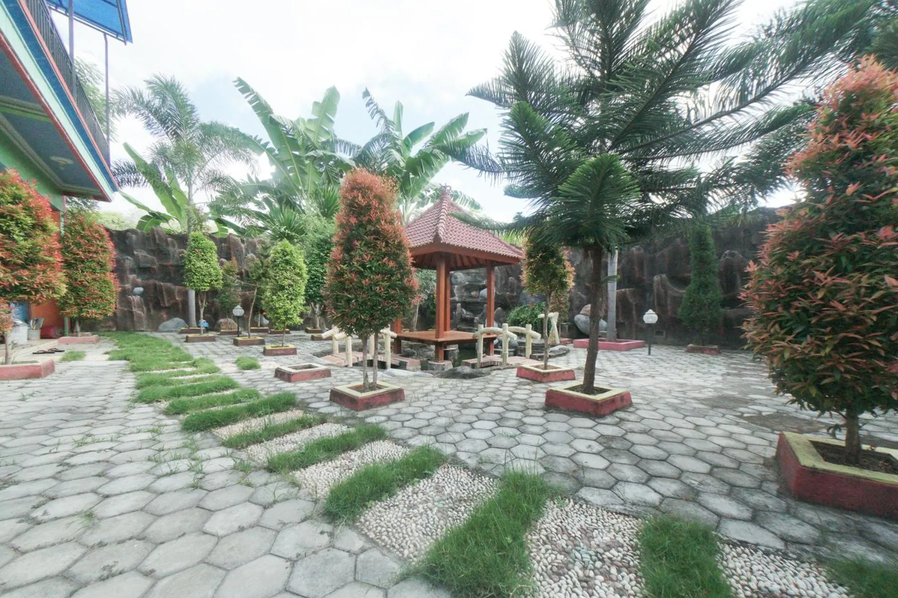 Property building in RedDoorz Syariah near Mall Roxy Banyuwangi 2