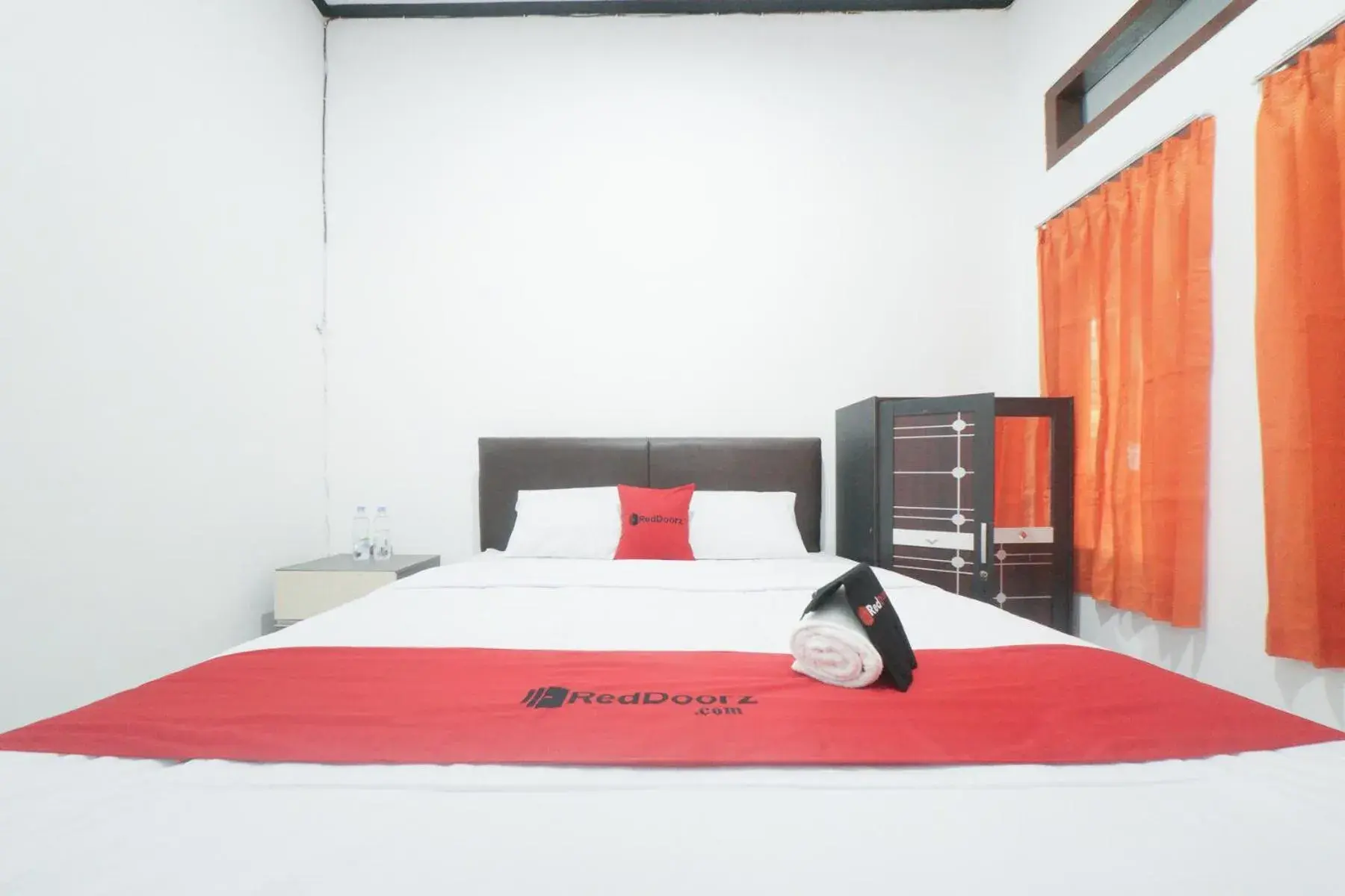 Bedroom, Bed in RedDoorz Syariah near Mall Roxy Banyuwangi 2 Bedroom, Bed in RedDoorz Syariah near Mall Roxy Banyuwangi 2