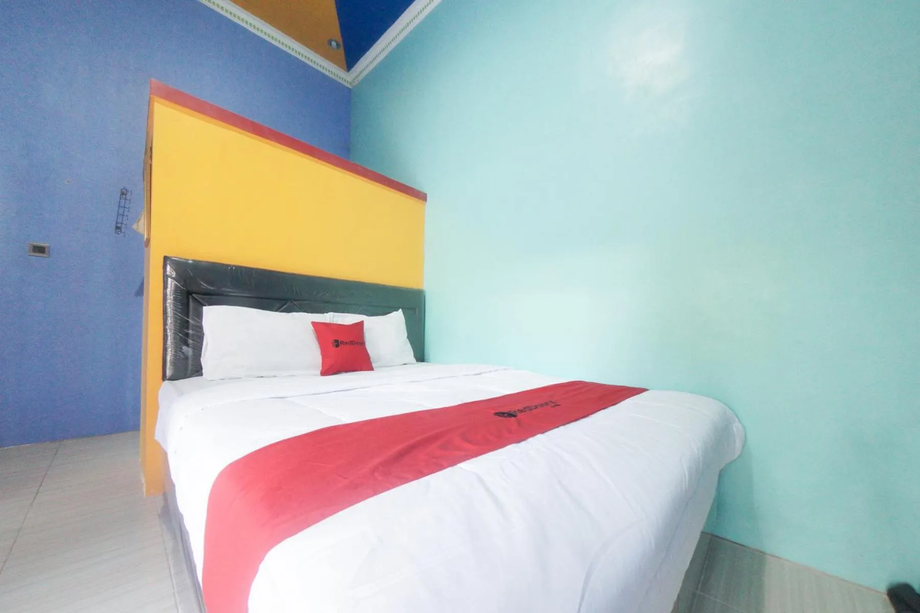 Bedroom, Bed in RedDoorz Syariah near Mall Roxy Banyuwangi 2