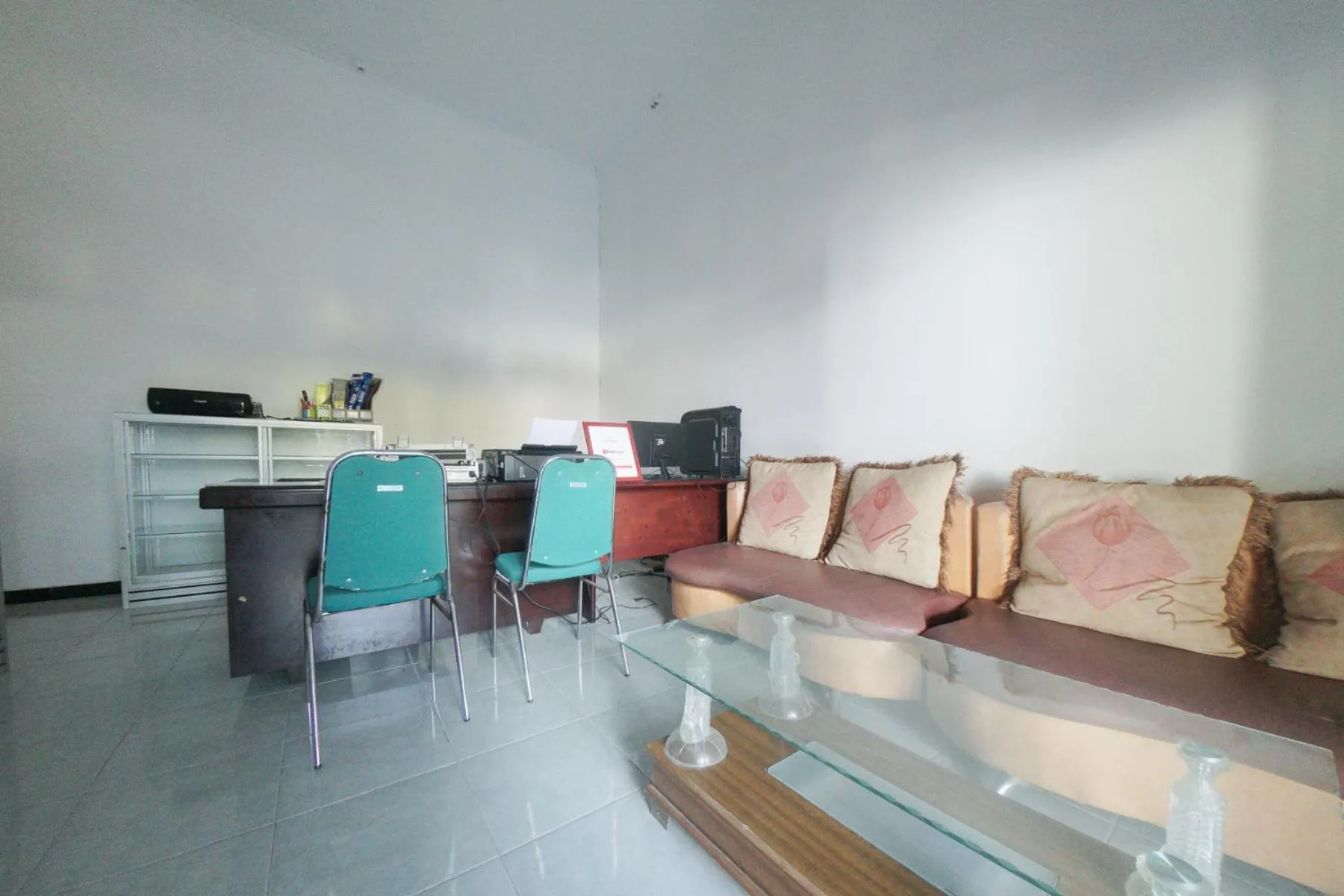 Lobby or reception in RedDoorz Syariah near Mall Roxy Banyuwangi 2