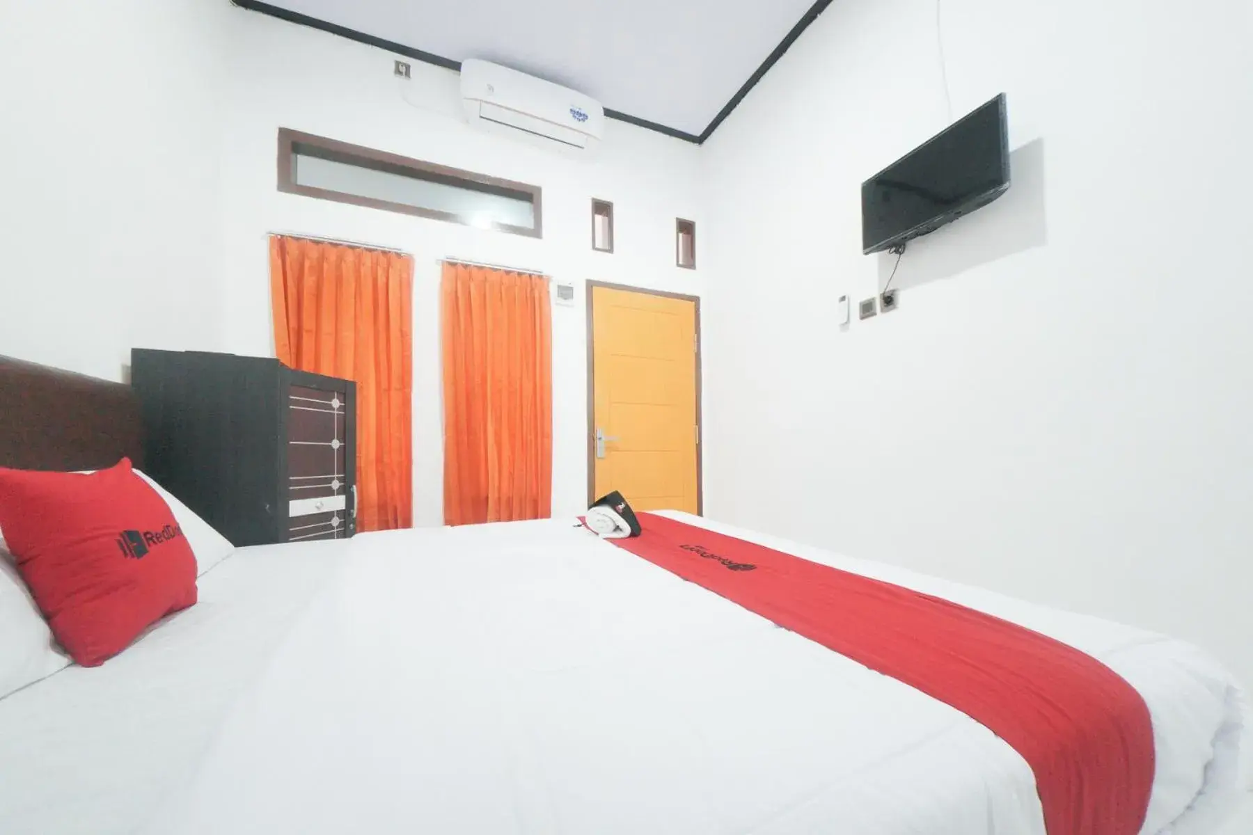 Bedroom, Bed in RedDoorz Syariah near Mall Roxy Banyuwangi 2 Bedroom, Bed in RedDoorz Syariah near Mall Roxy Banyuwangi 2