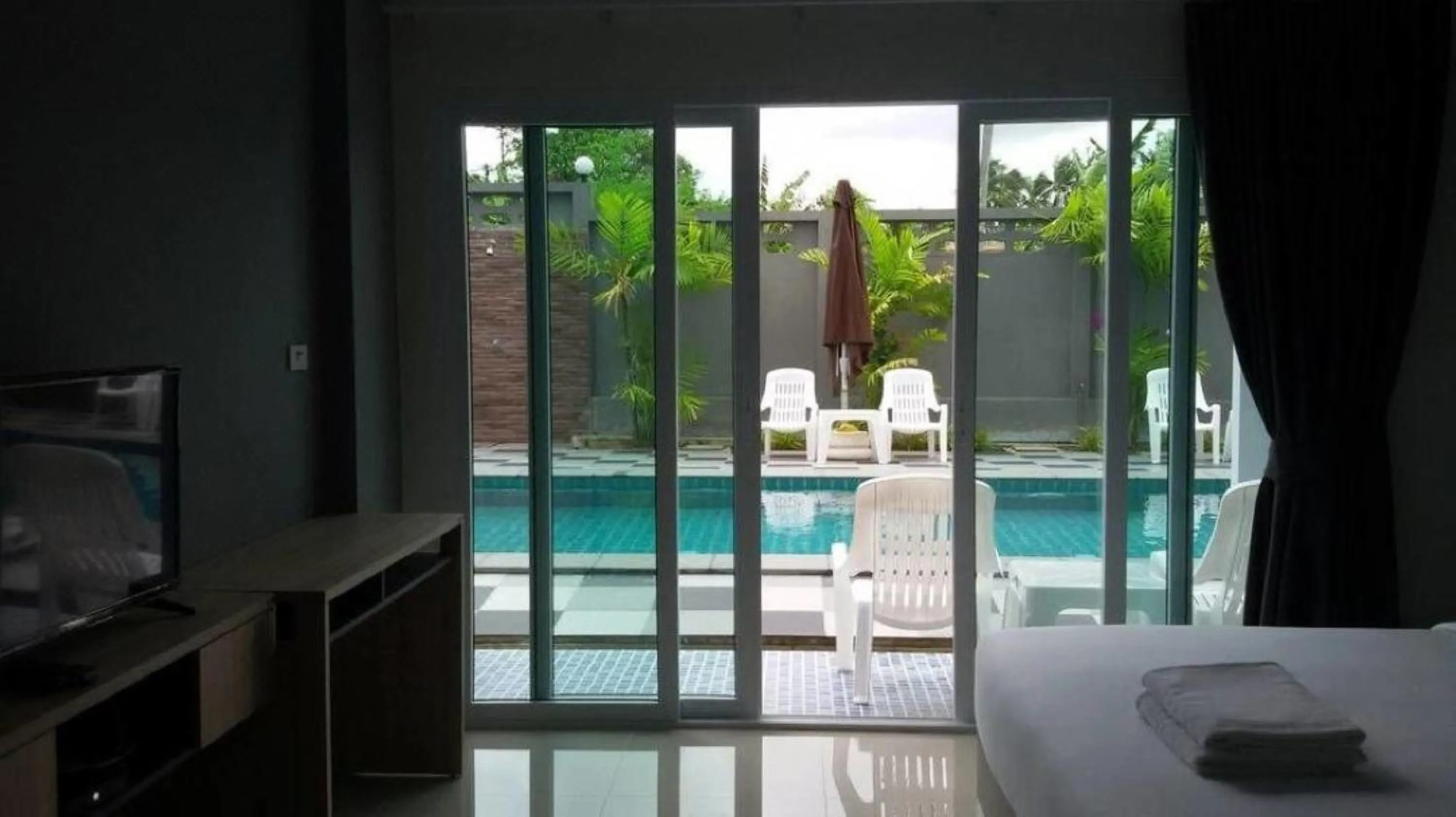 Pool view, Bed in Big Buddha Hillside Hotel