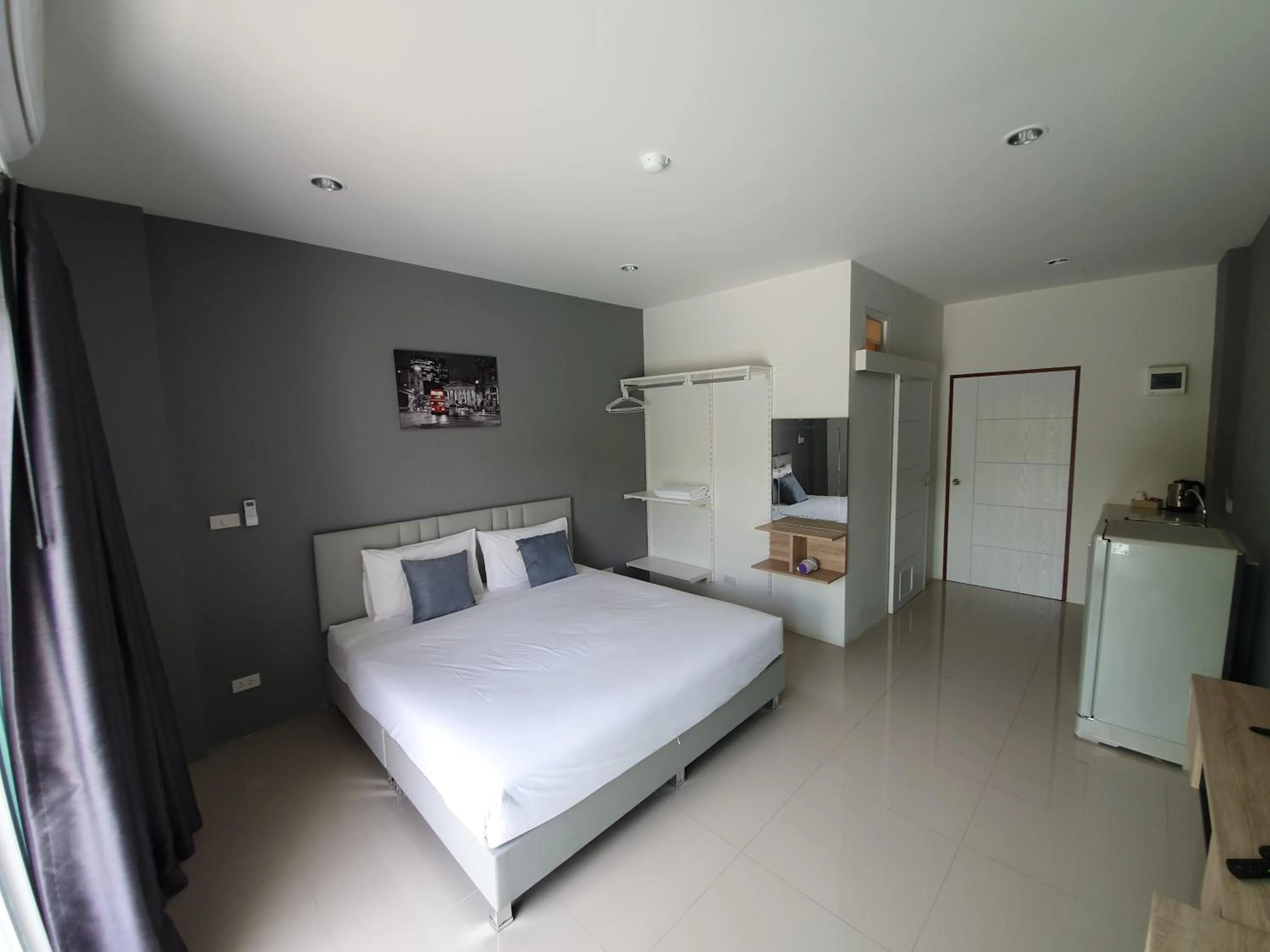 Photo of the whole room, Bed in Big Buddha Hillside Hotel