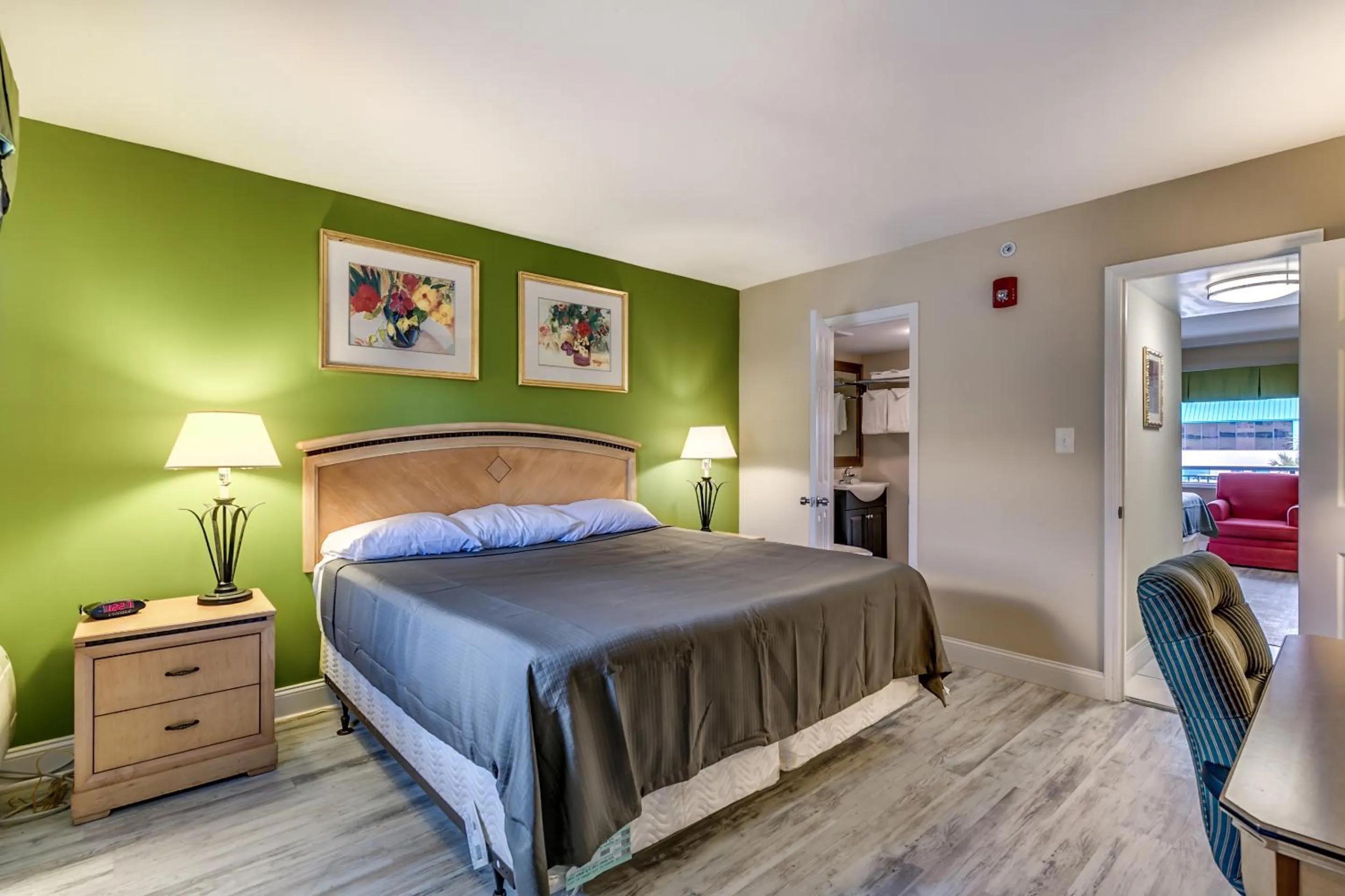 Bedroom, Bed in Beachcomber Inn & Suites