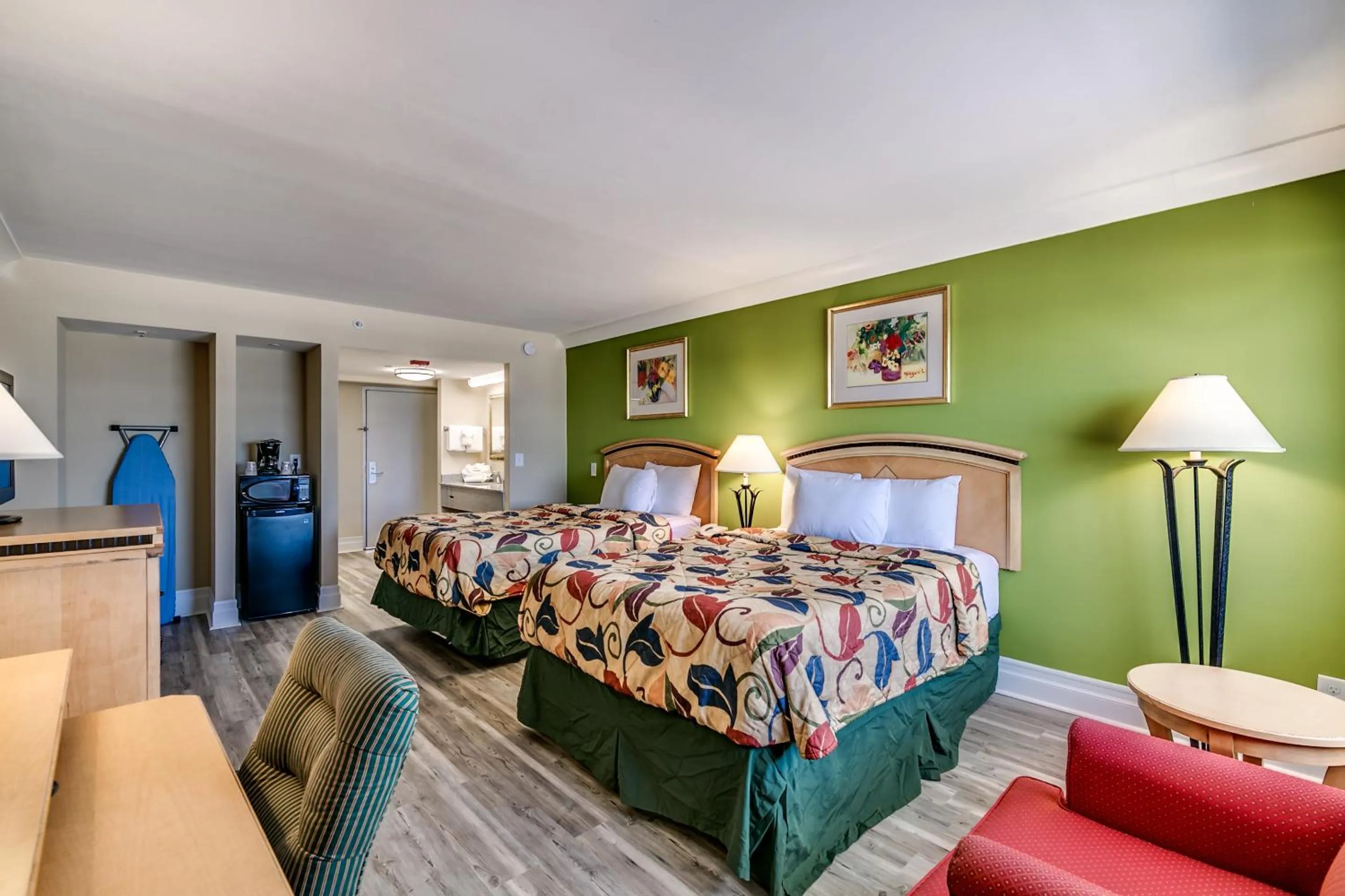 Bedroom, Bed in Beachcomber Inn & Suites