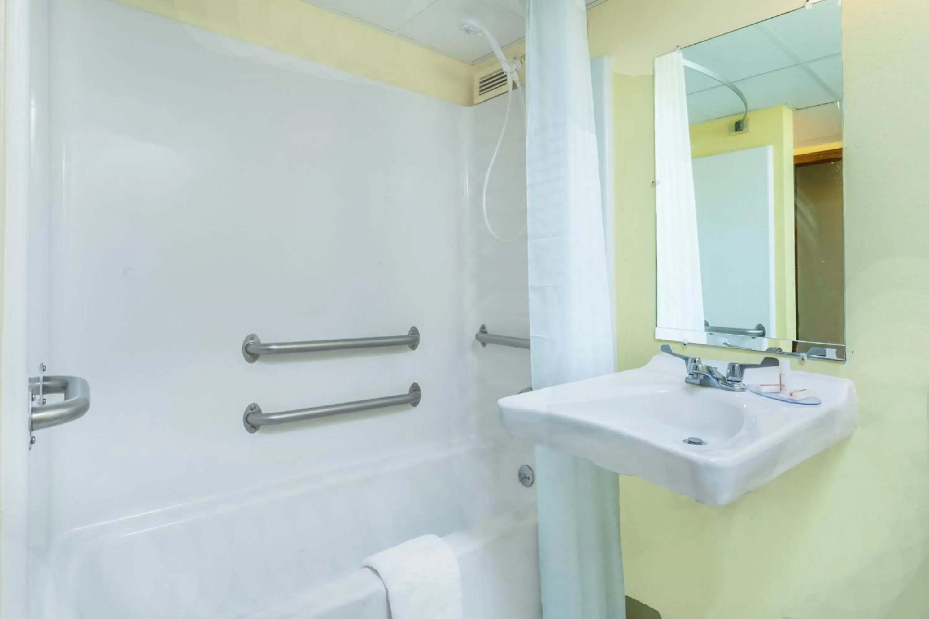 Double Room - Disability Access/Non-Smoking in Days Inn by Wyndham Scranton PA Double Room - Disability Access/Non-Smoking in Days Inn by Wyndham Scranton PA