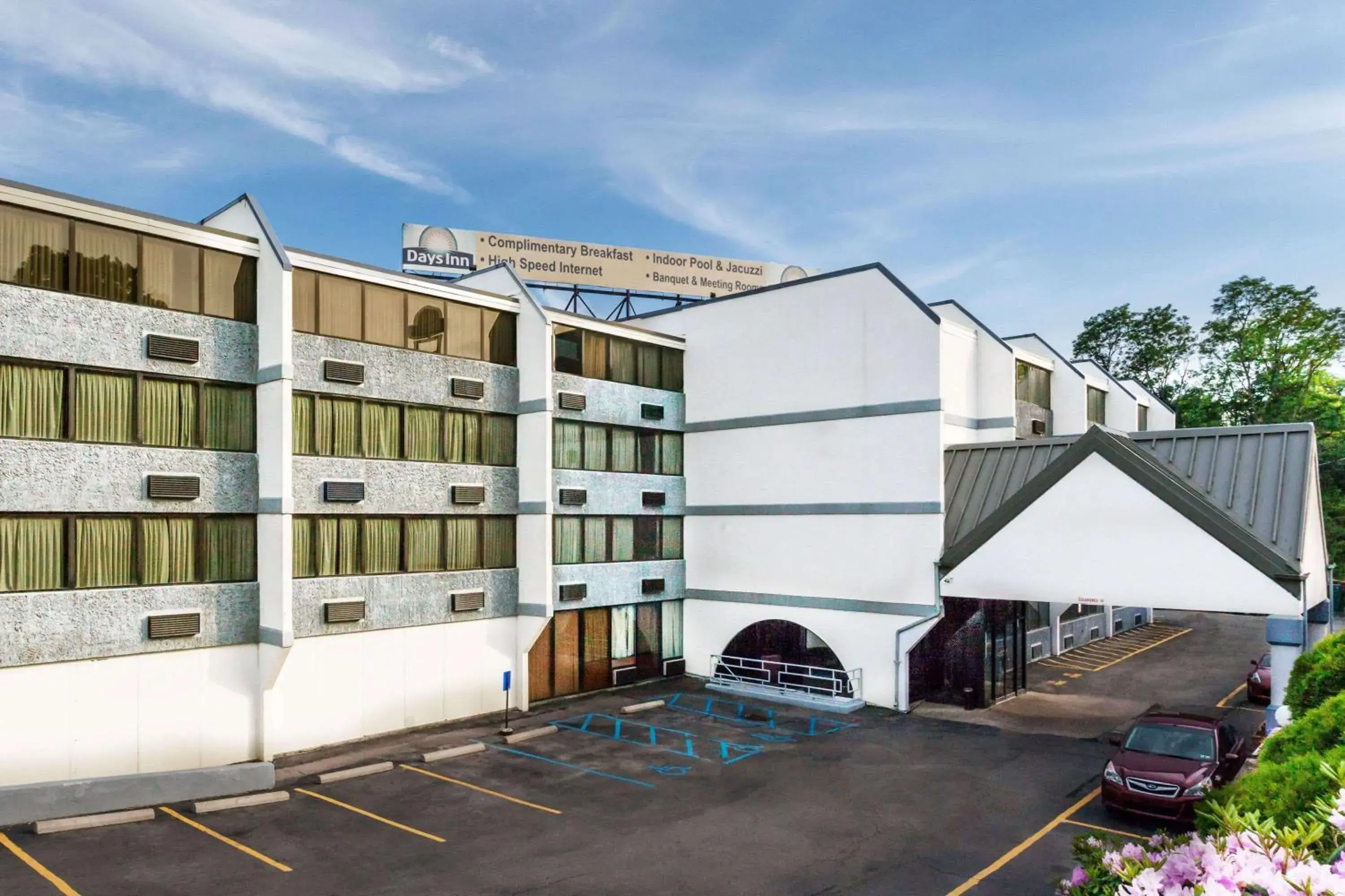 Property building in Days Inn by Wyndham Scranton PA Property building in Days Inn by Wyndham Scranton PA