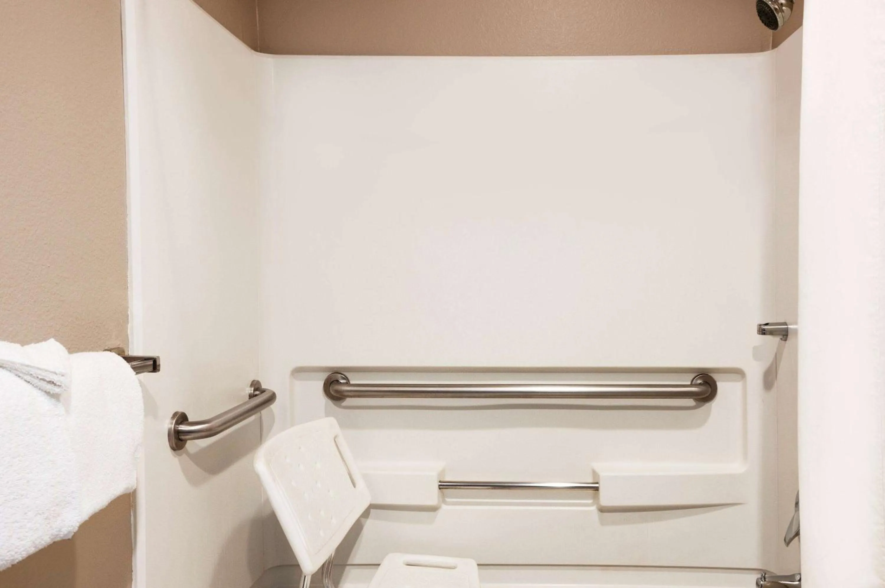 Shower, Bed in Super 8 by Wyndham Durango