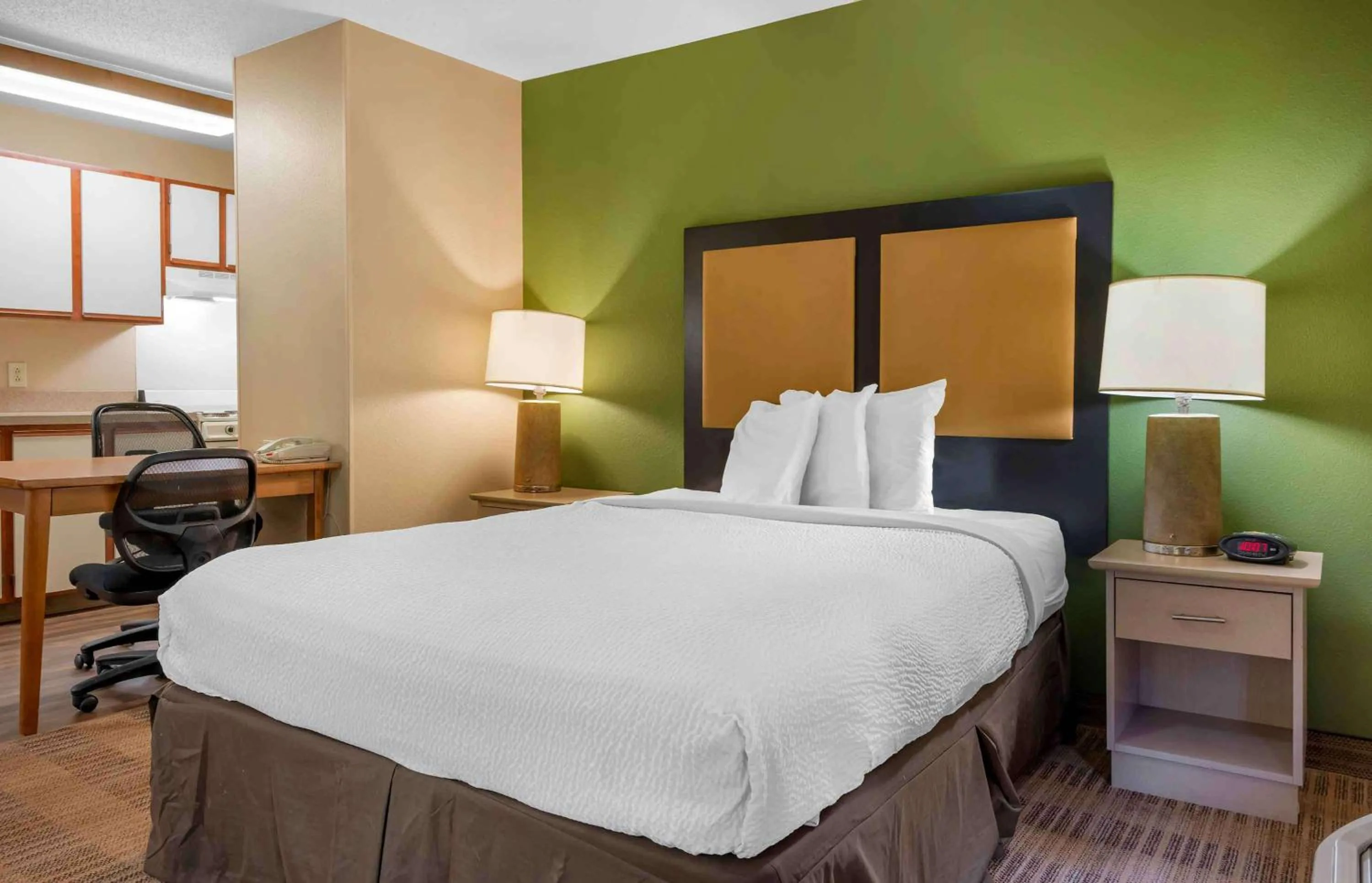 Bedroom, Bed in Extended Stay America Suites - Pittsburgh - Airport