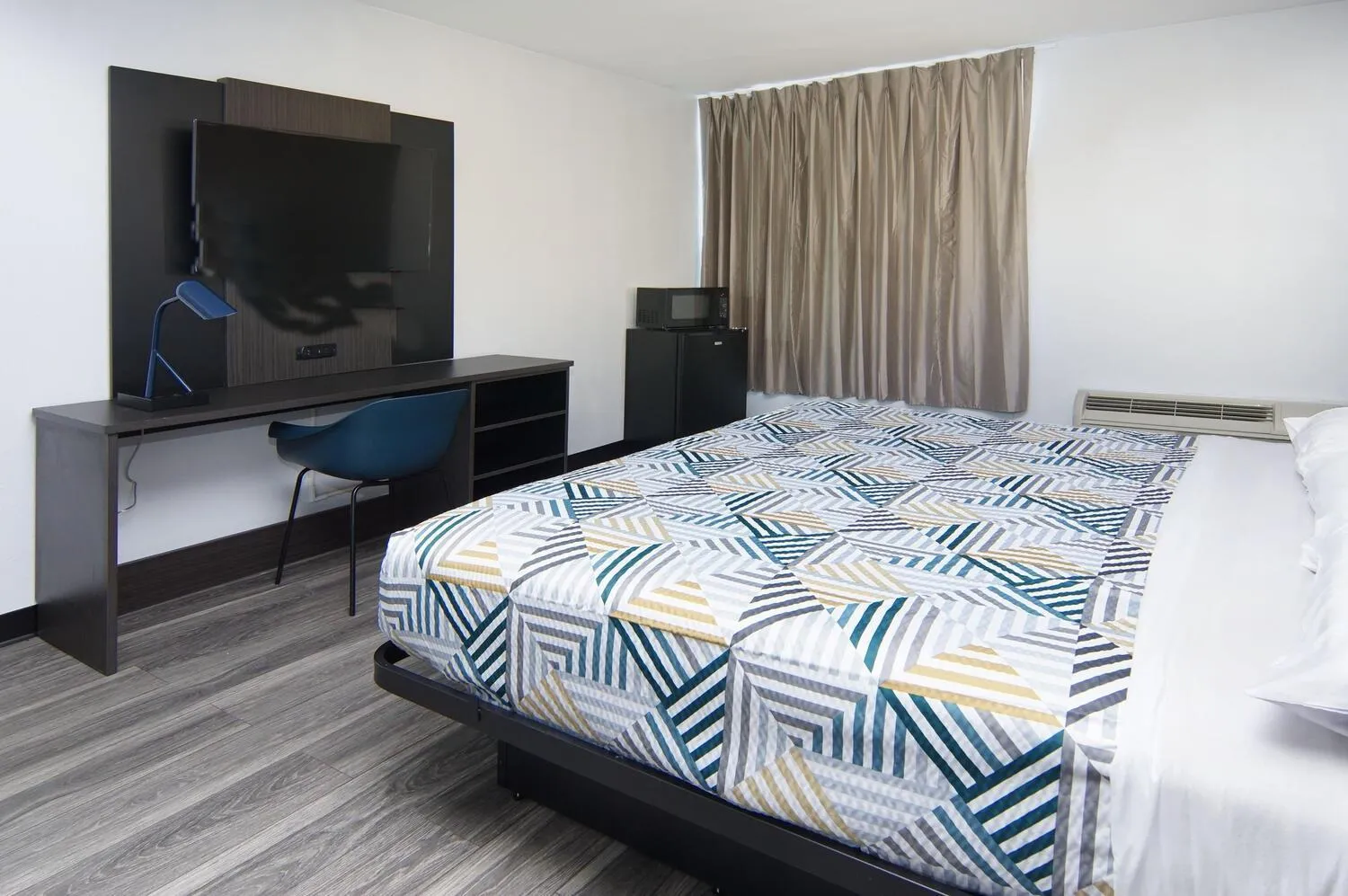 Bedroom, Bed in Motel 6-Fort Worth, TX - Downtown East