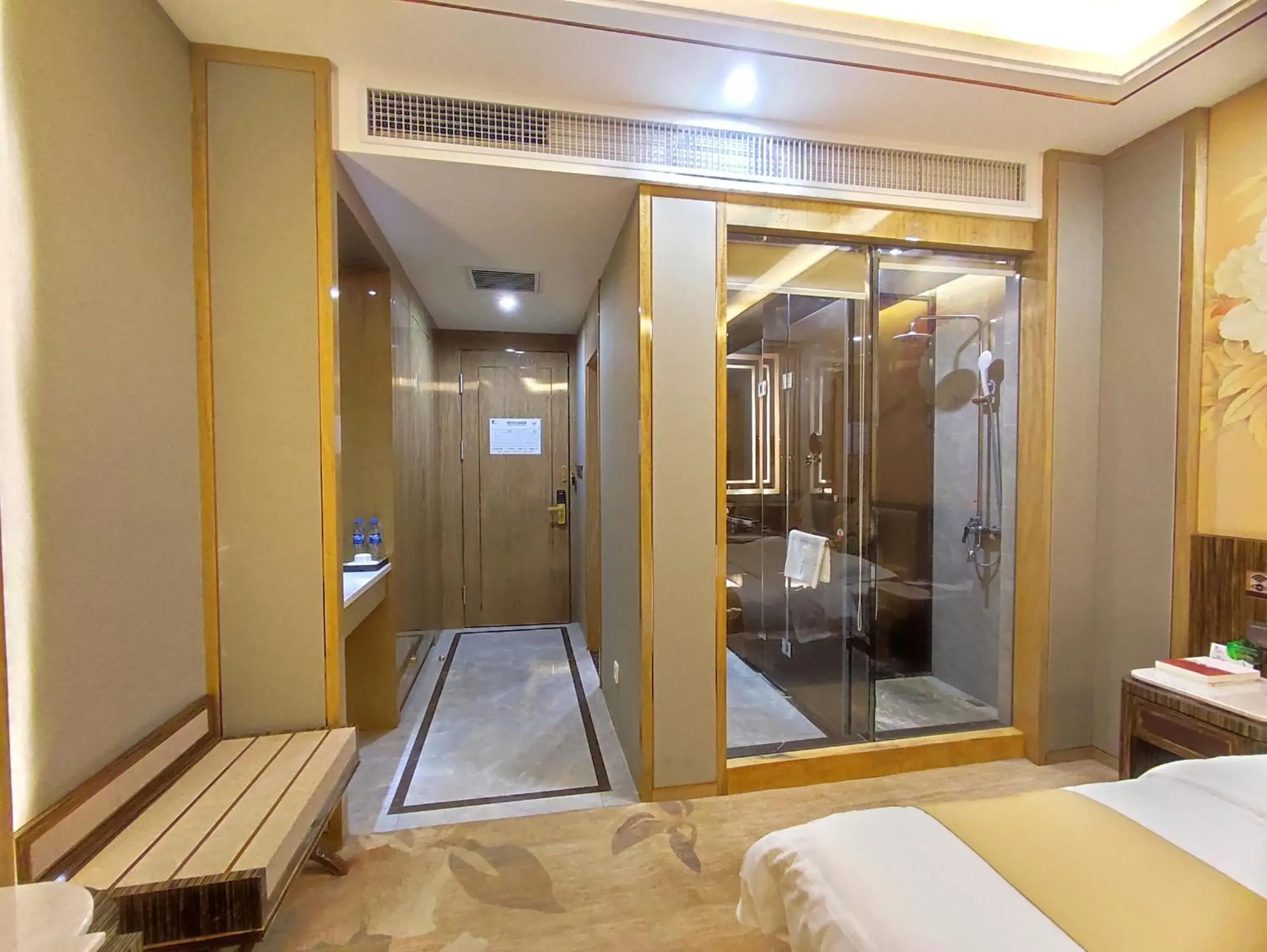 Shower, Bed in Zhangye KAI RUI Hotel Shower, Bed in Zhangye KAI RUI Hotel