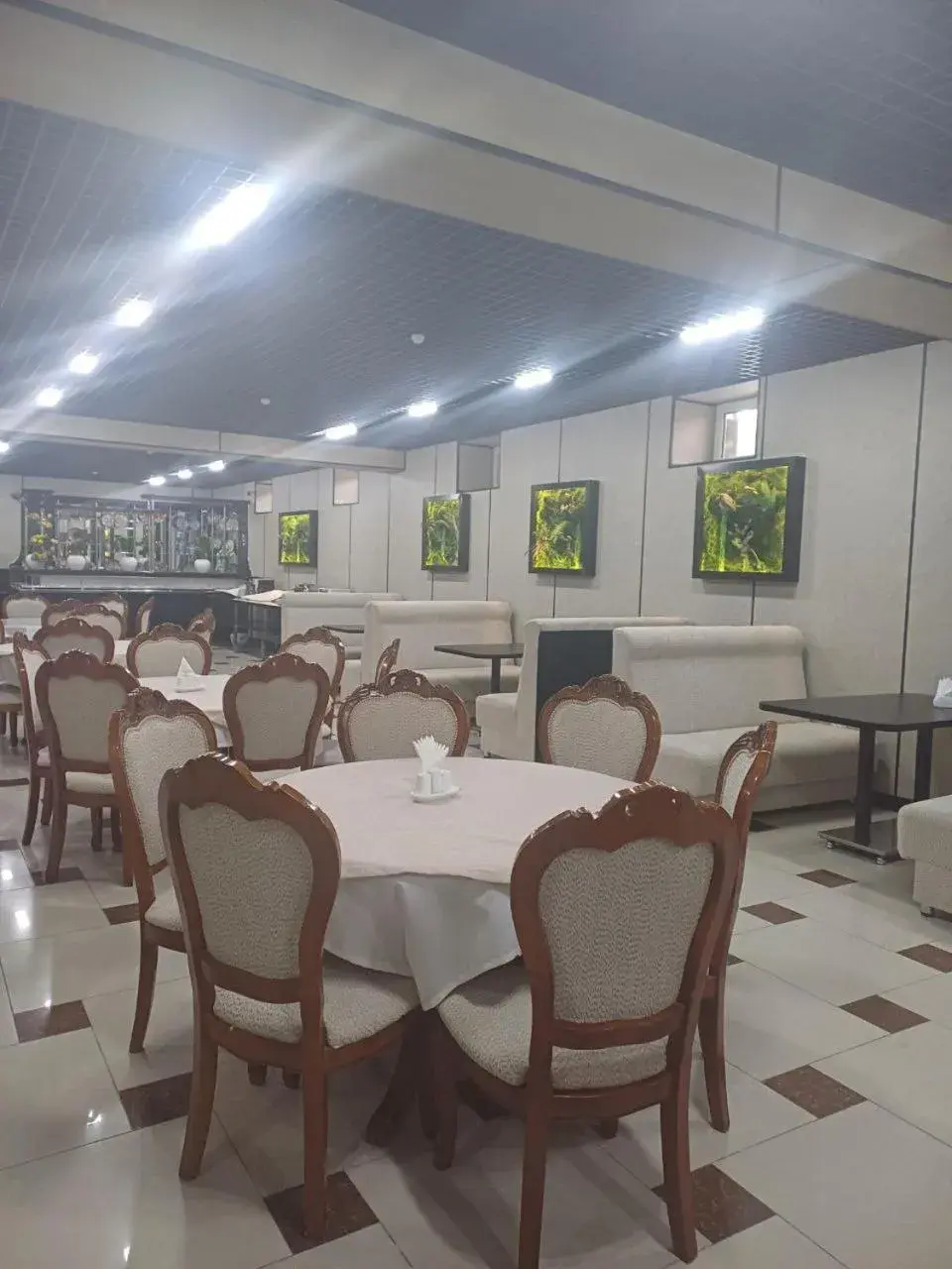 Restaurant/places to eat in Maximum Hotel Restaurant/places to eat in Maximum Hotel