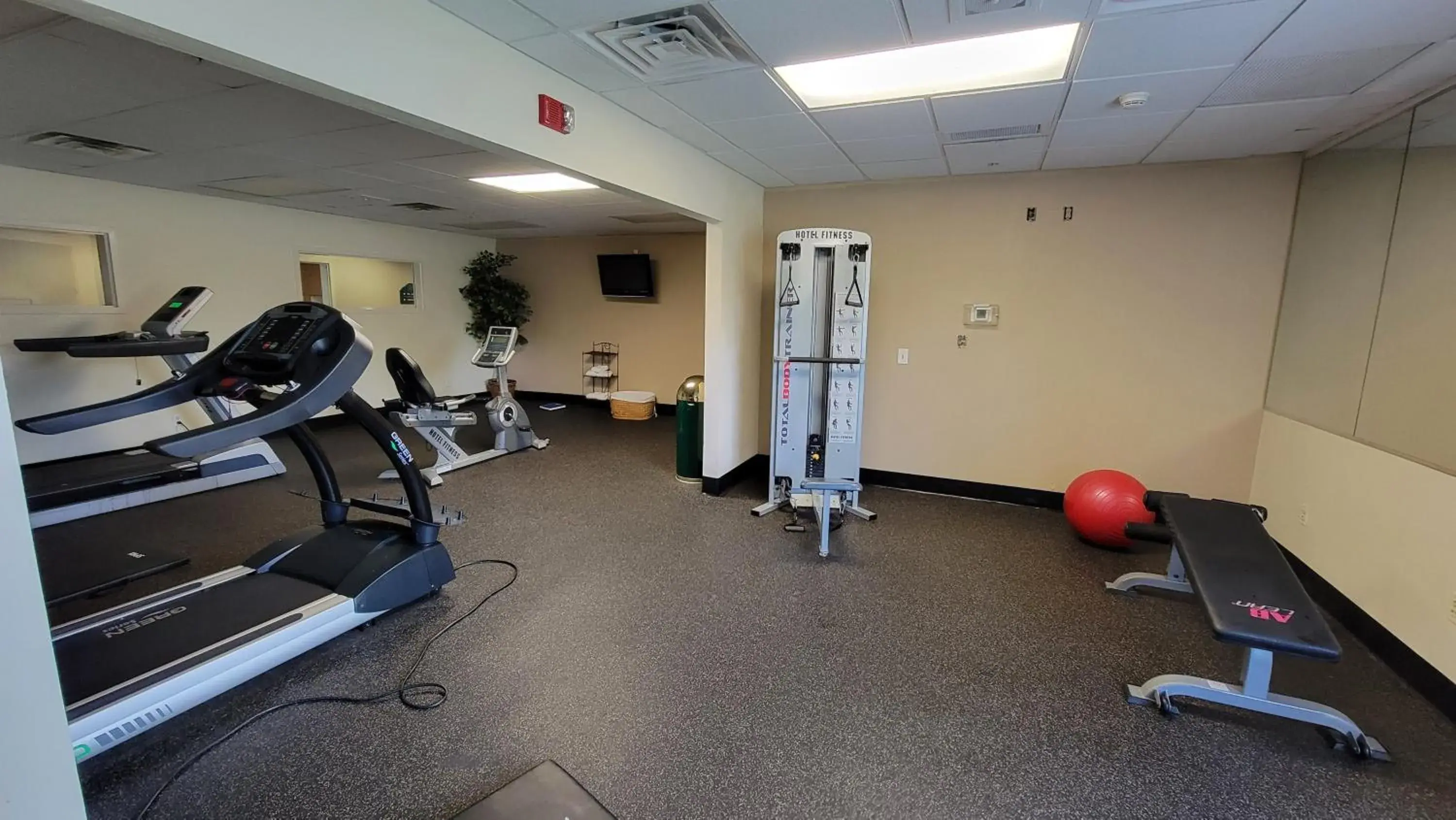 Fitness centre/facilities in Independent SPHC Cross Creek Inn & Suites Fitness centre/facilities in Independent SPHC Cross Creek Inn & Suites