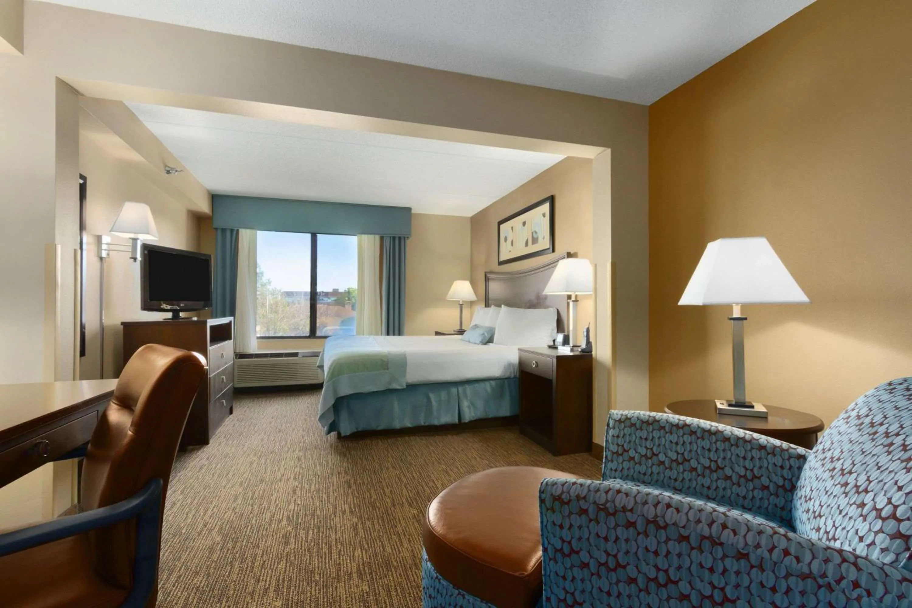 Photo of the whole room, Bed in Independent SPHC Cross Creek Inn & Suites