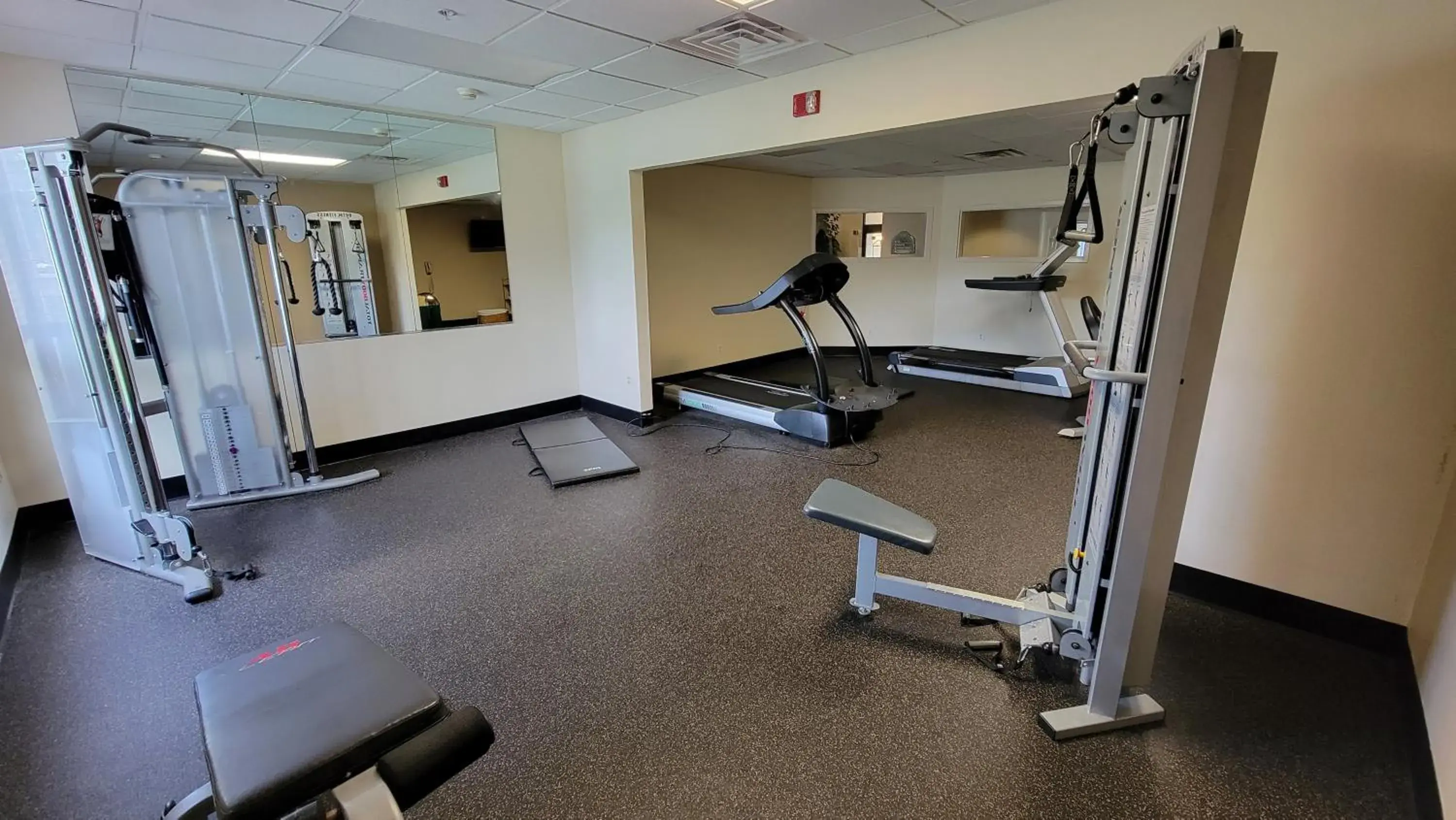 Fitness centre/facilities in Independent SPHC Cross Creek Inn & Suites Fitness centre/facilities in Independent SPHC Cross Creek Inn & Suites
