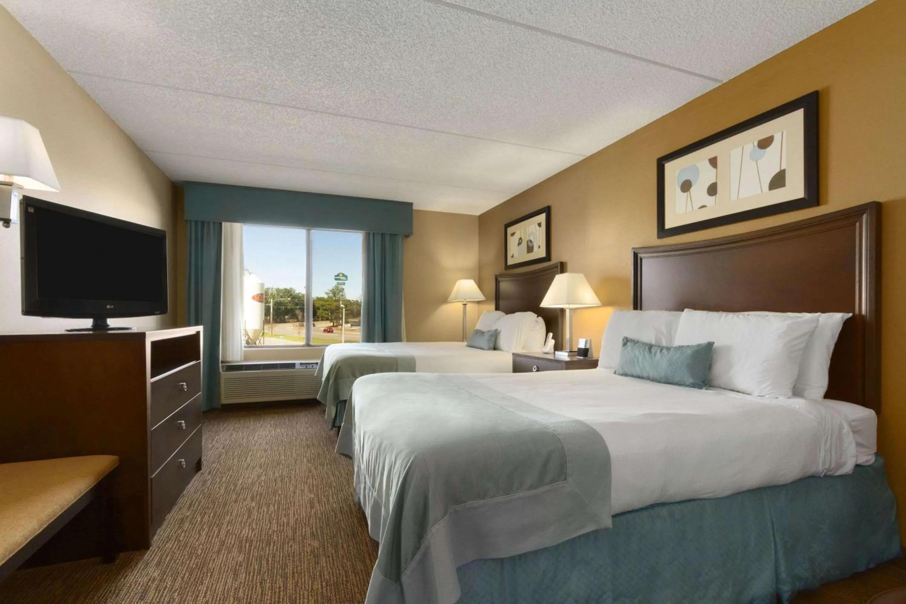 Photo of the whole room, Bed in Independent SPHC Cross Creek Inn & Suites