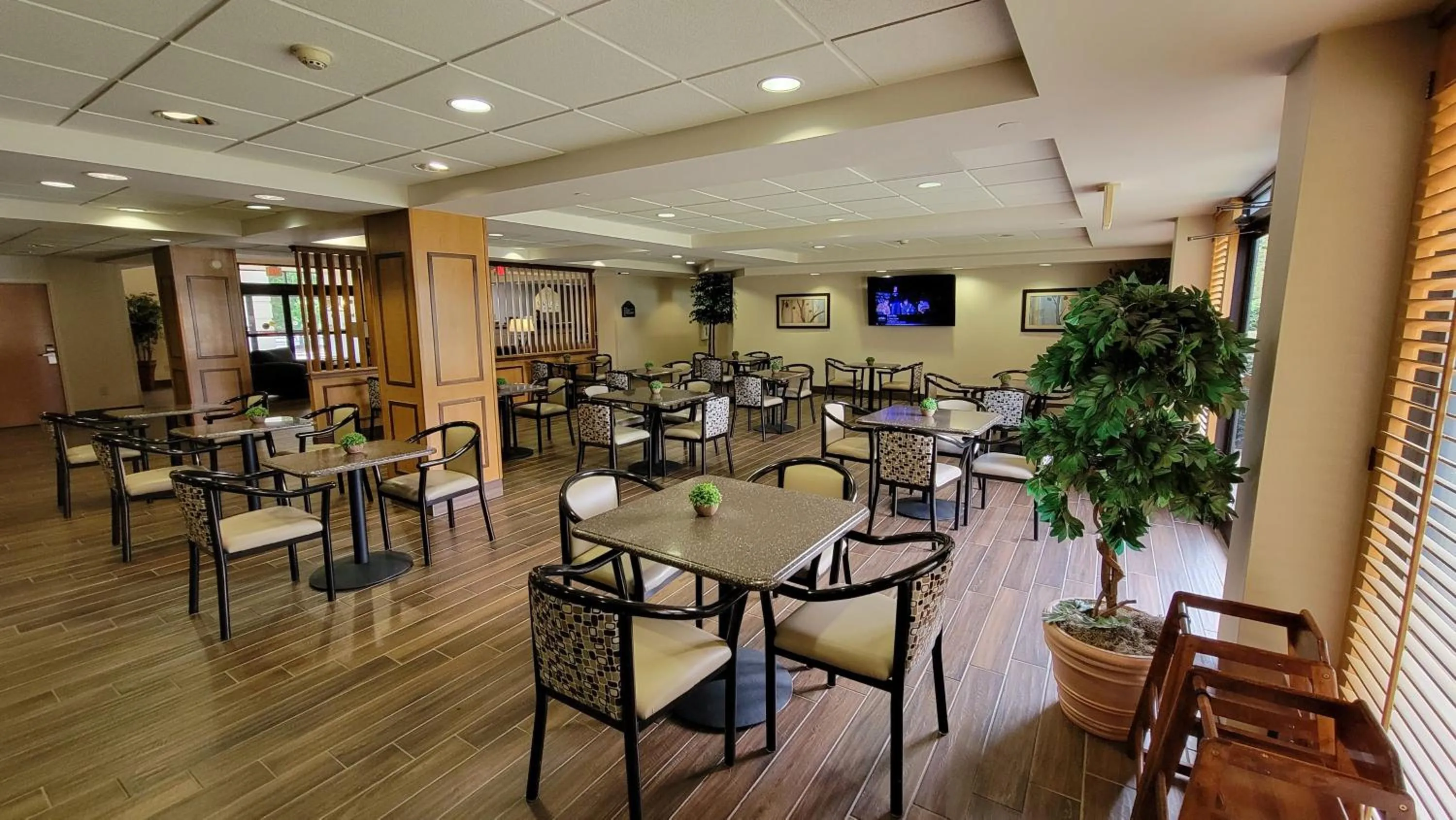 Breakfast in Independent SPHC Cross Creek Inn & Suites