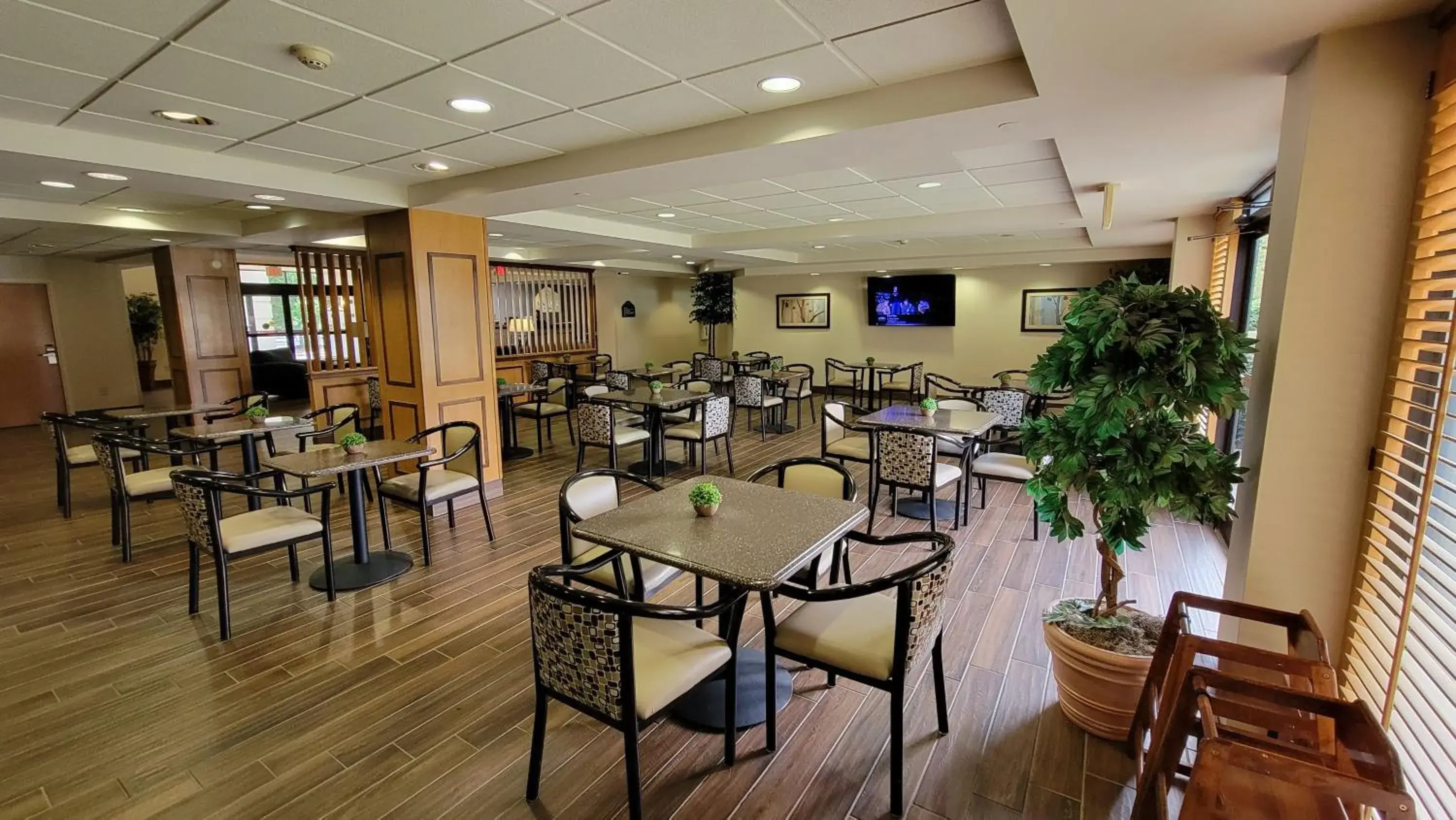 Breakfast in Independent SPHC Cross Creek Inn & Suites Breakfast in Independent SPHC Cross Creek Inn & Suites