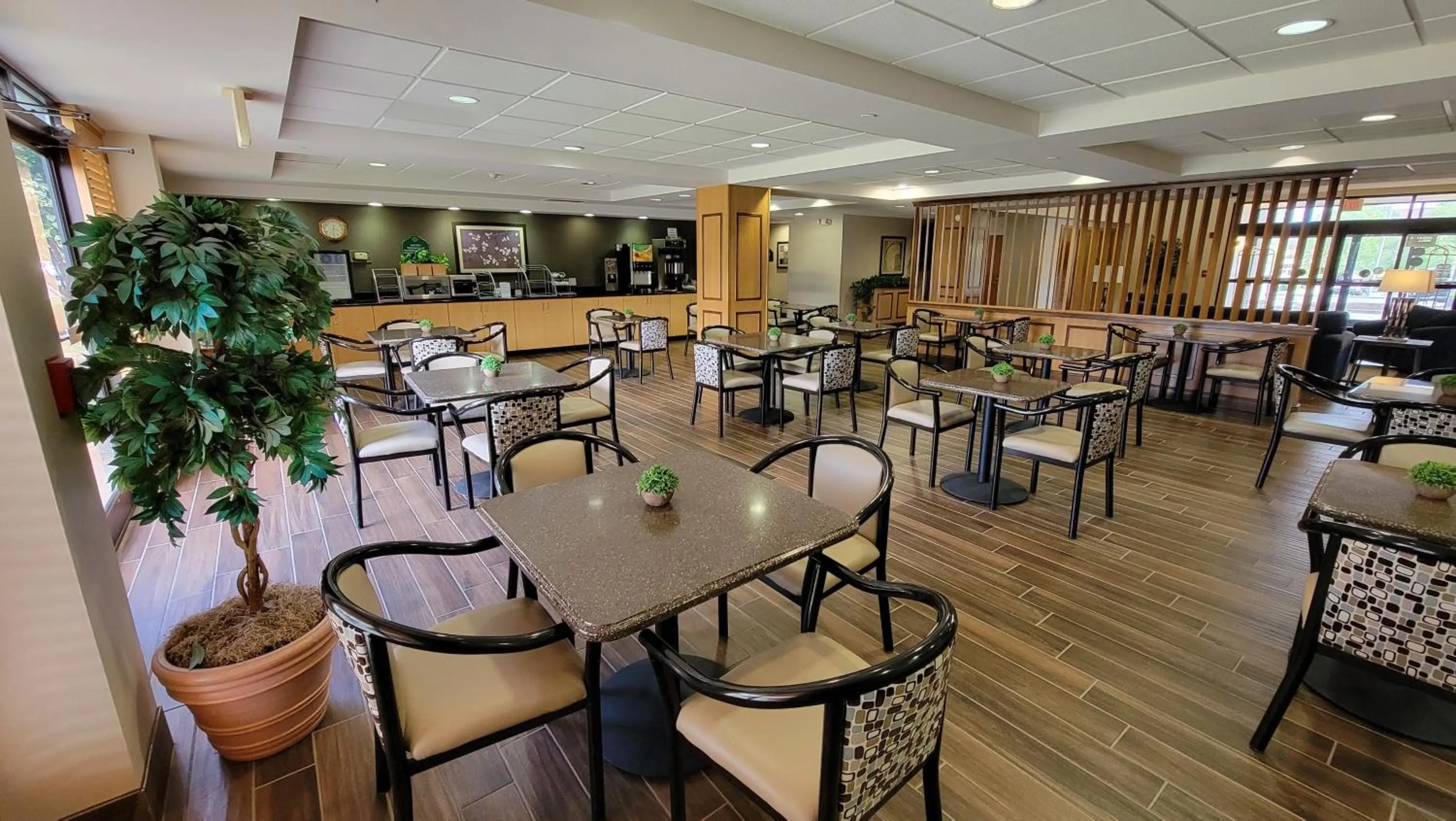 Breakfast in Independent SPHC Cross Creek Inn & Suites