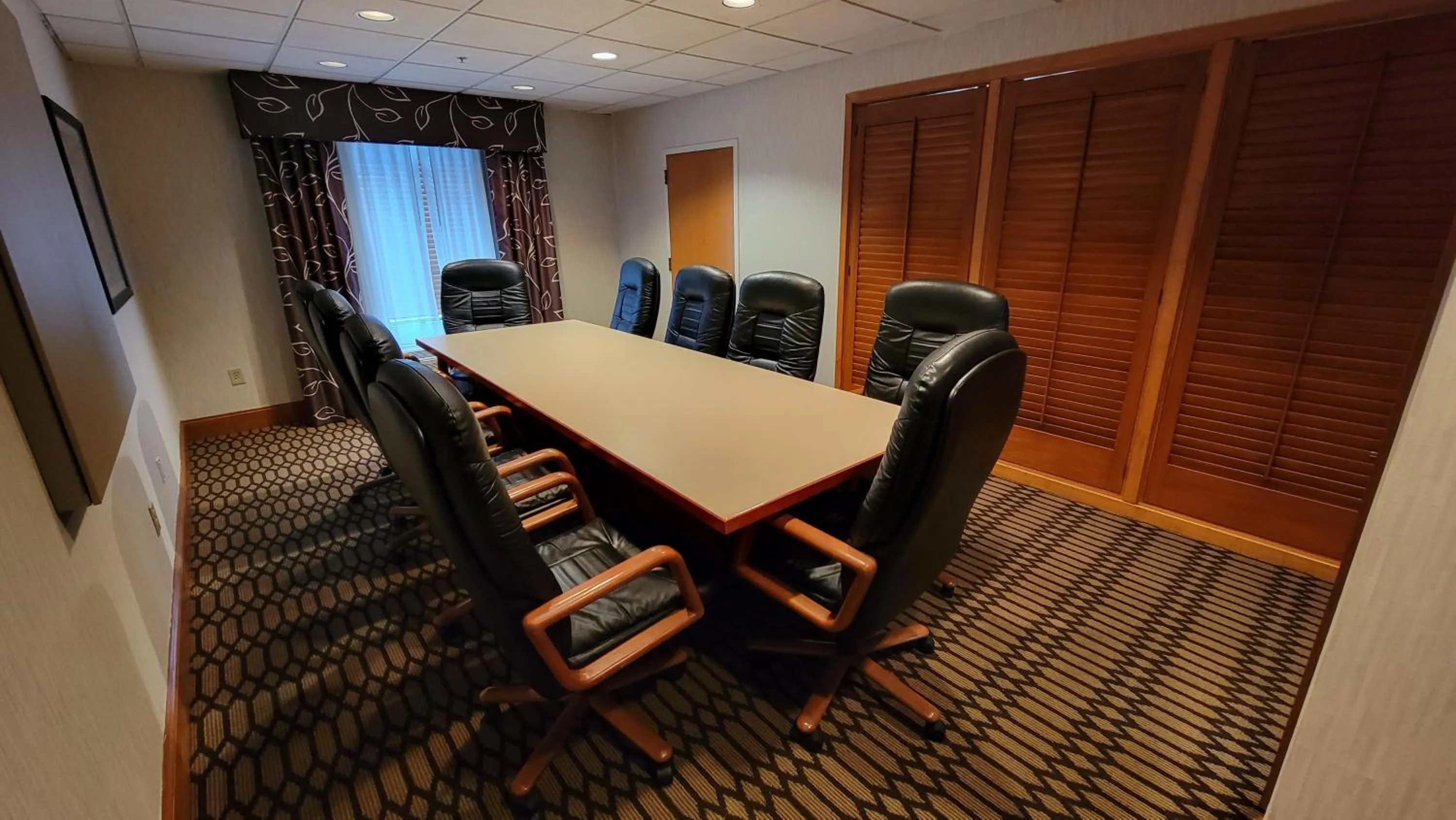 Meeting/conference room in Independent SPHC Cross Creek Inn & Suites