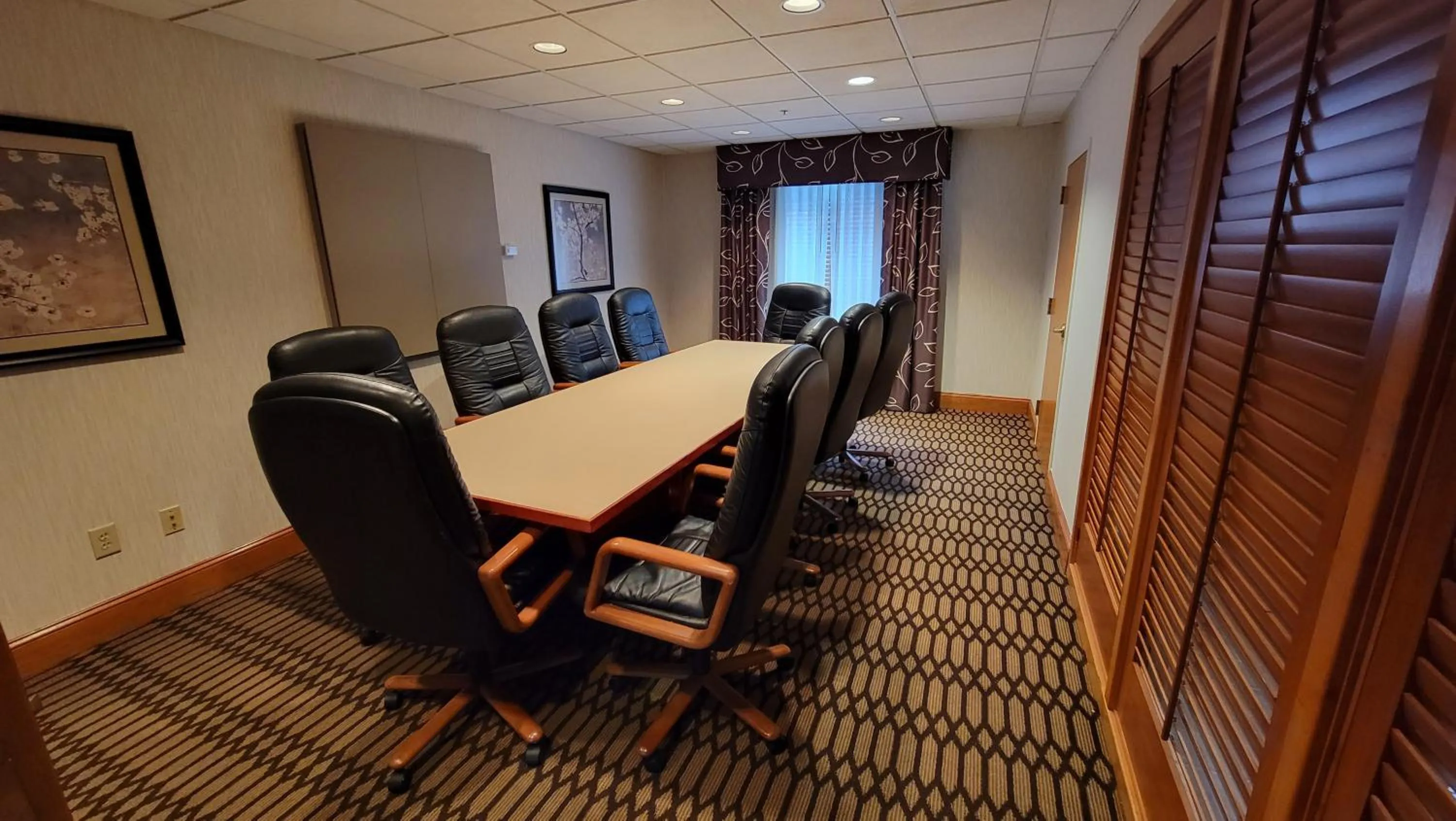 Meeting/conference room in Independent SPHC Cross Creek Inn & Suites