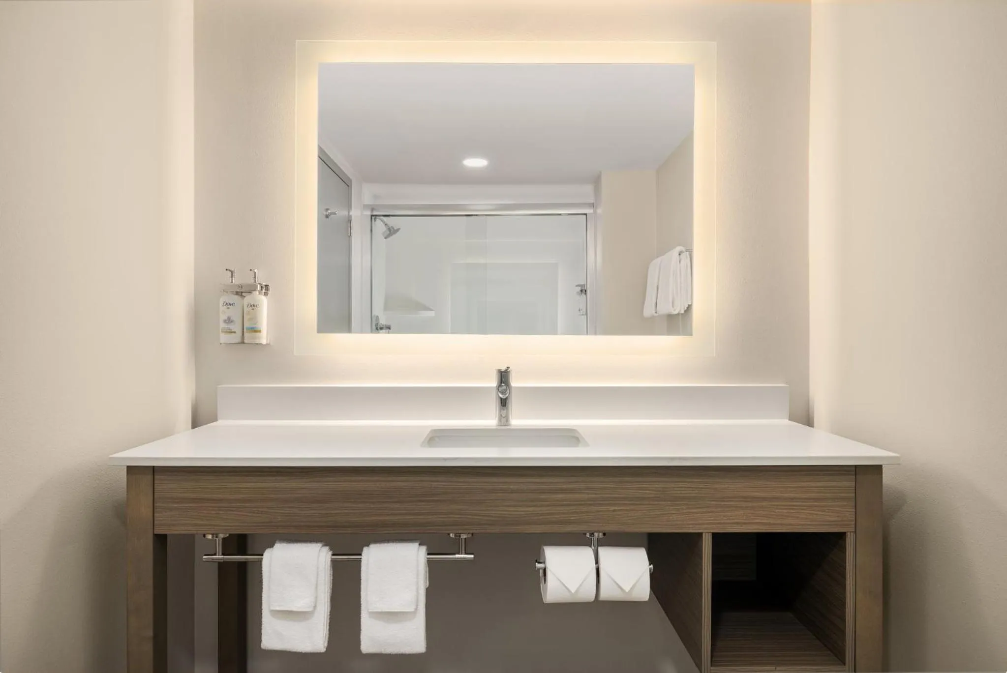 Photo of the whole room in Holiday Inn Express Fayetteville Fort Bragg by IHG