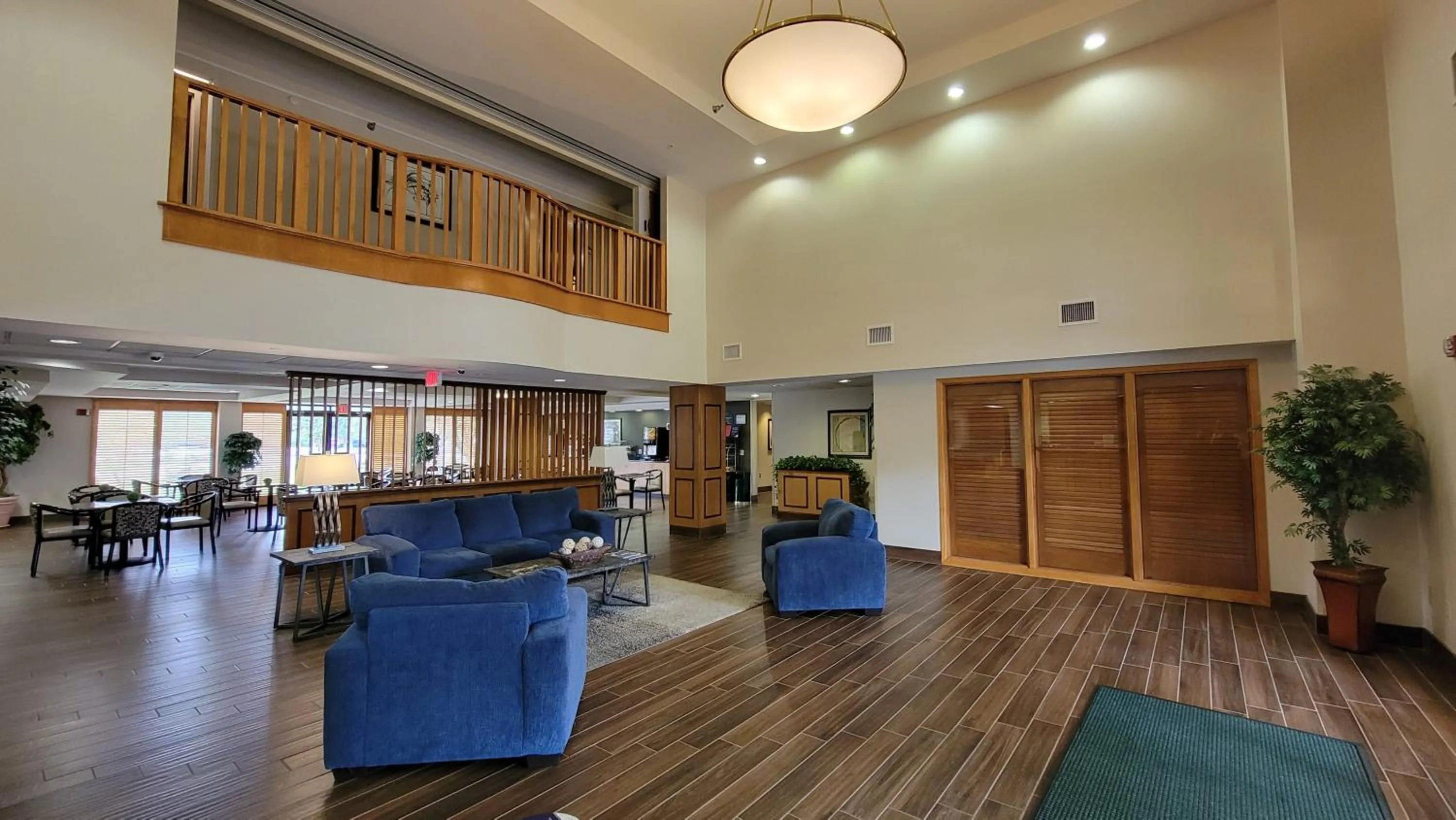 Property building in Independent SPHC Cross Creek Inn & Suites