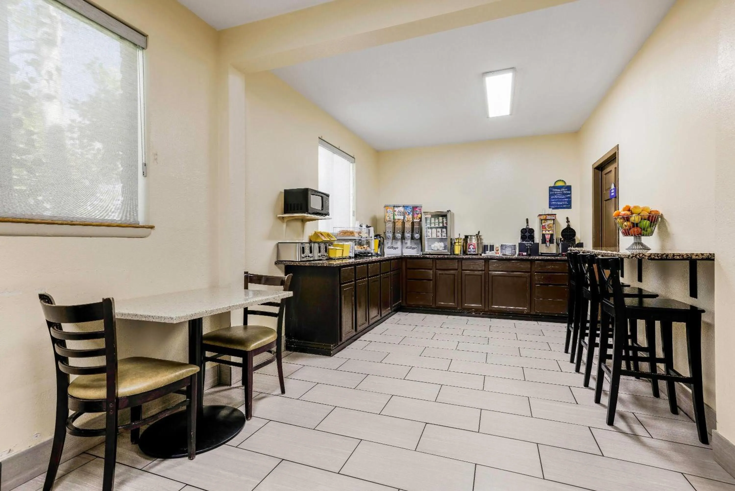 Restaurant/places to eat in Days Inn by Wyndham Cortez