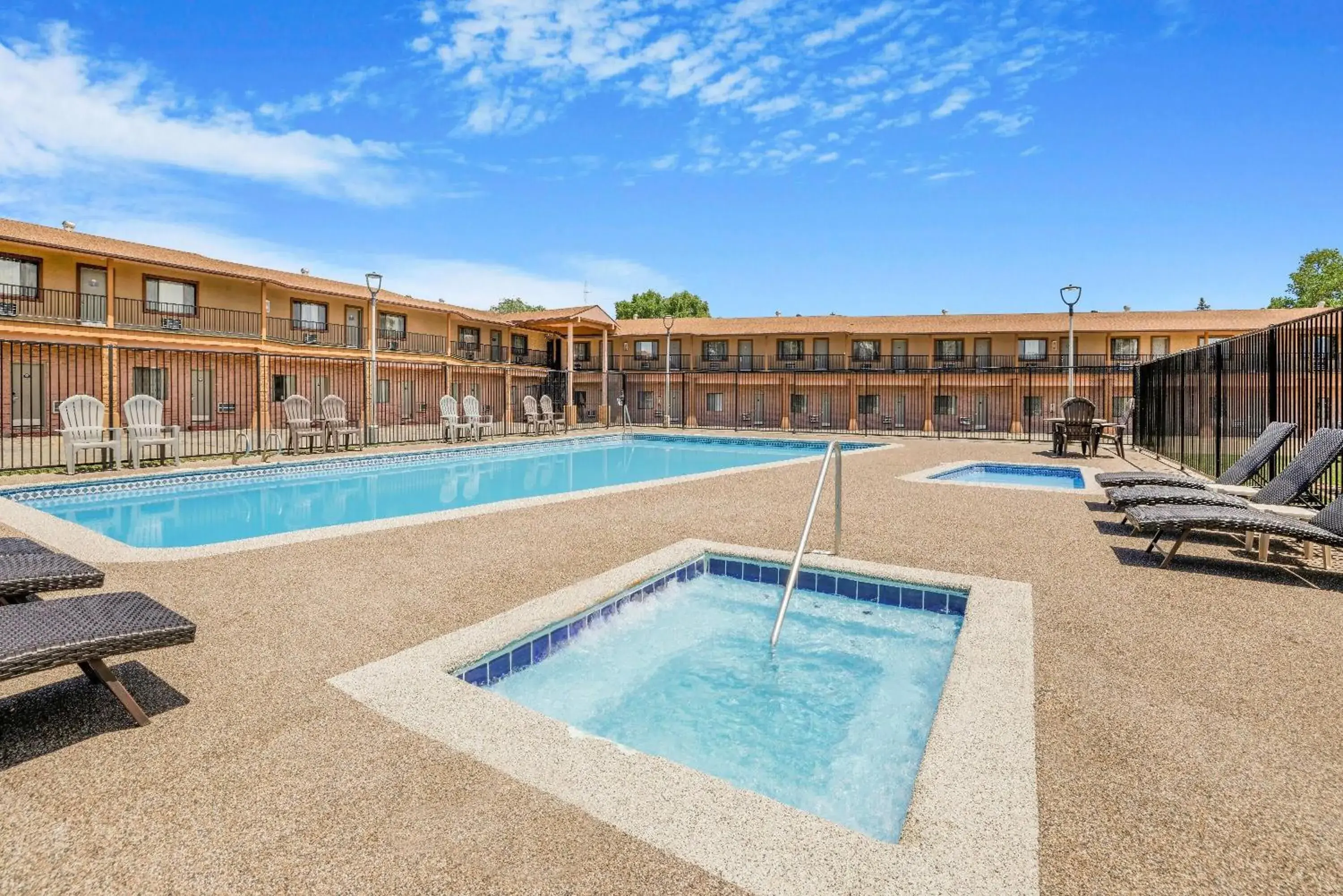 Swimming pool in Days Inn by Wyndham Cortez Swimming pool in Days Inn by Wyndham Cortez