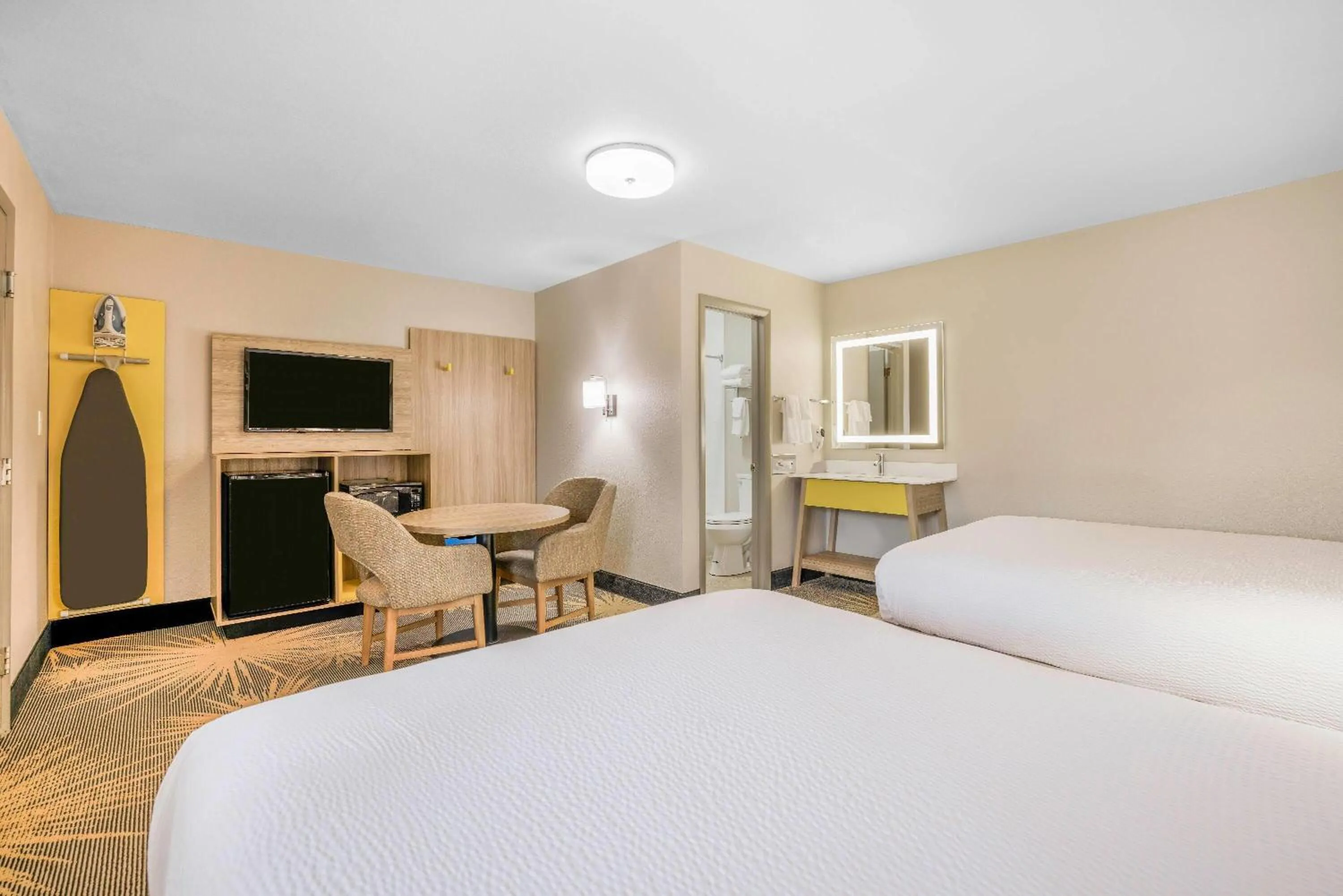 Photo of the whole room, Bed in Days Inn by Wyndham Cortez