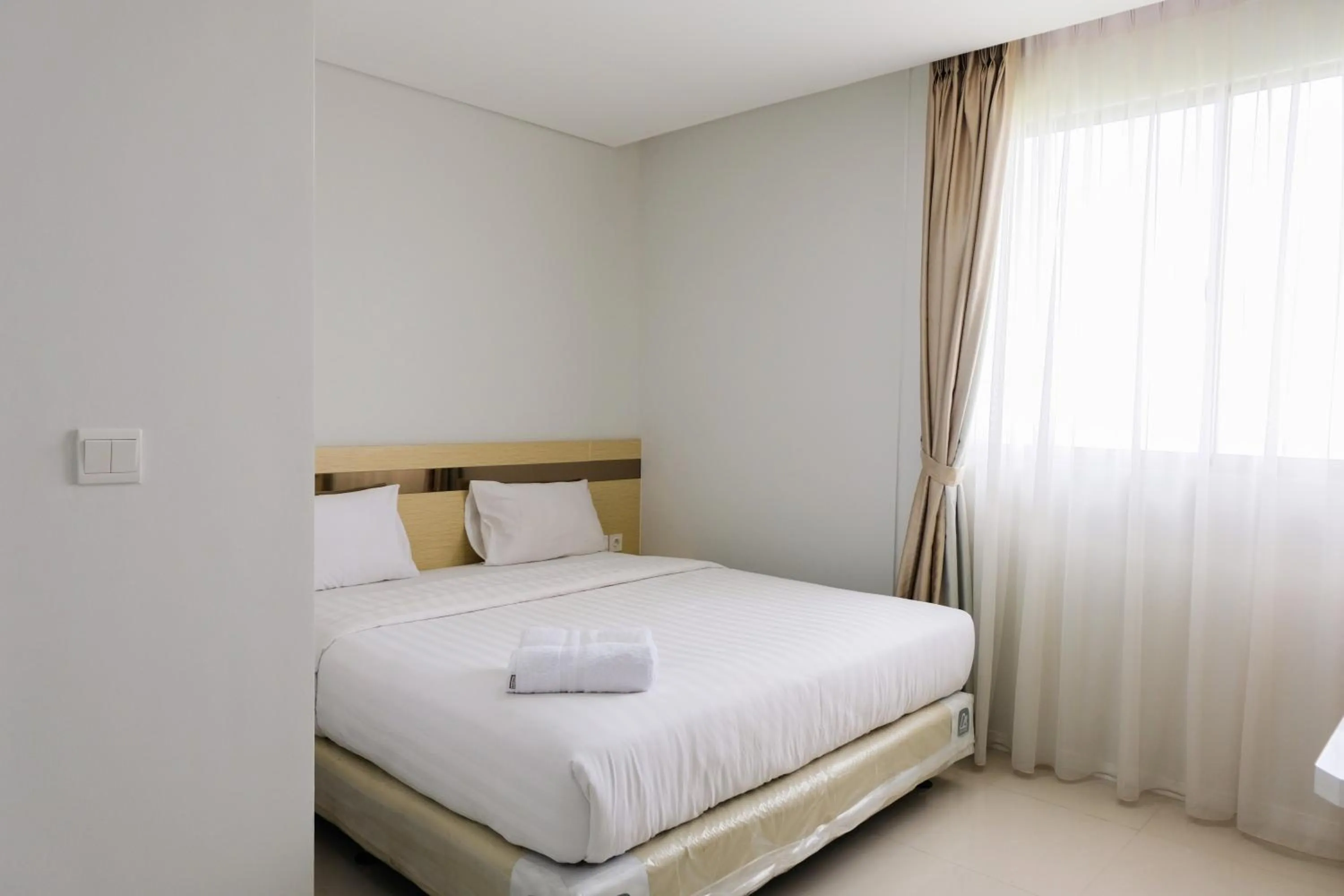 Bed in Homey 2BR Paddington Heights Apartment By Travelio