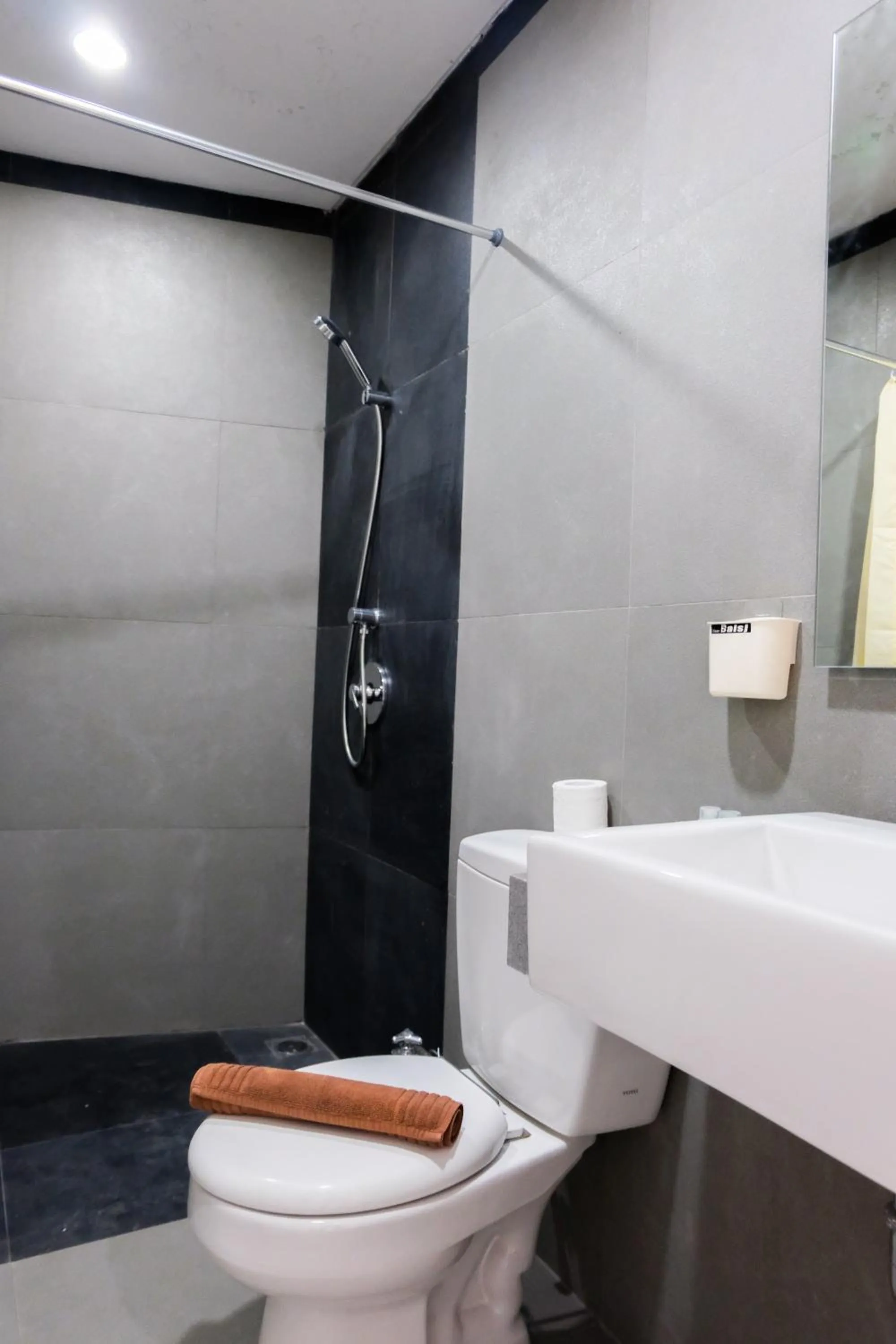 Bathroom in Homey 2BR Paddington Heights Apartment By Travelio