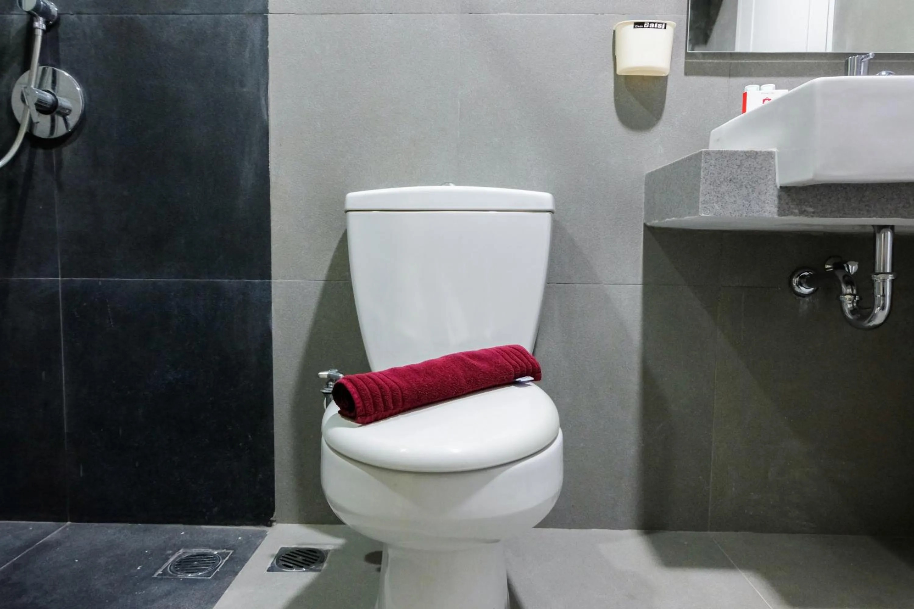 Bathroom in Homey 2BR Paddington Heights Apartment By Travelio