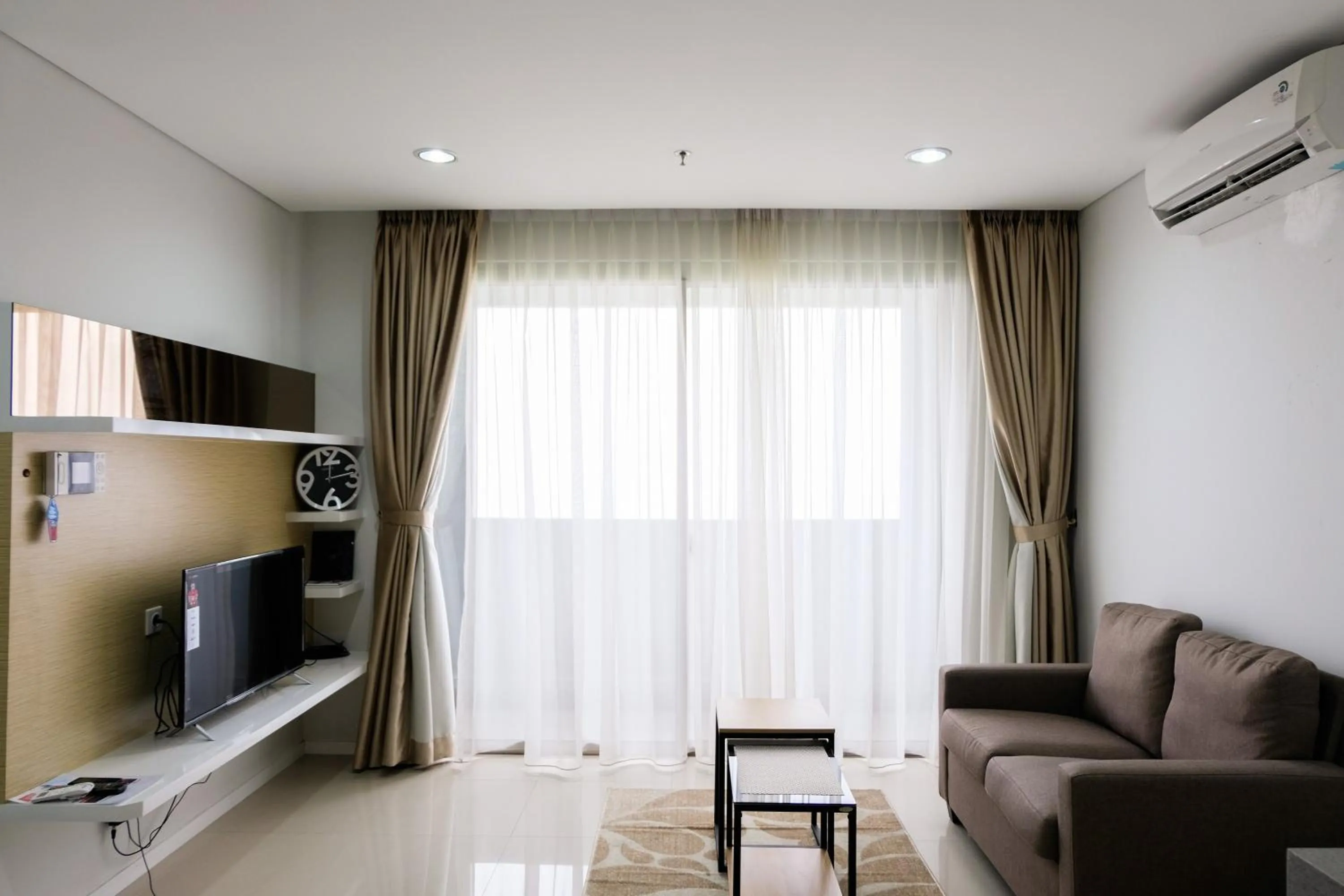 Living room in Homey 2BR Paddington Heights Apartment By Travelio