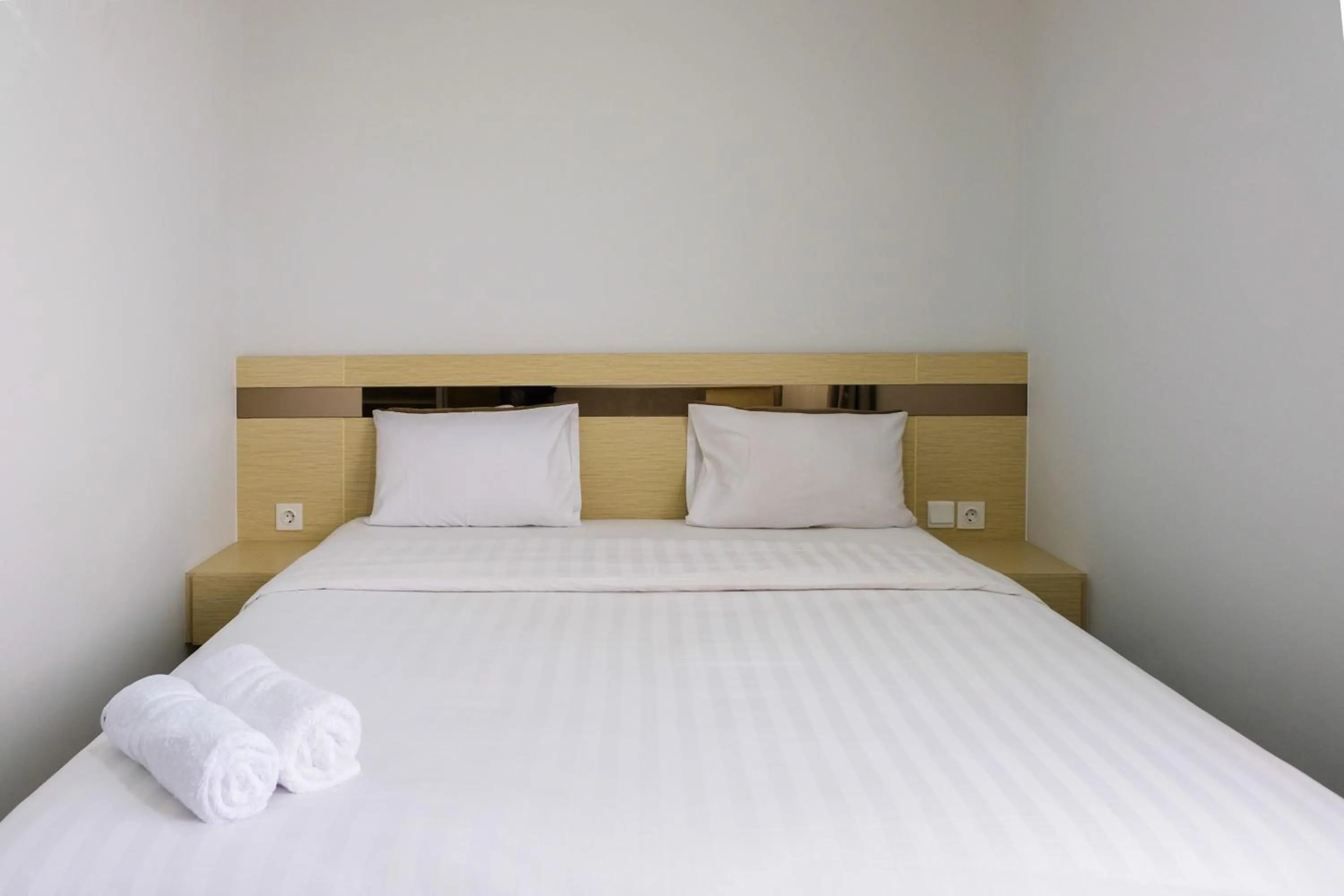 Bed in Homey 2BR Paddington Heights Apartment By Travelio