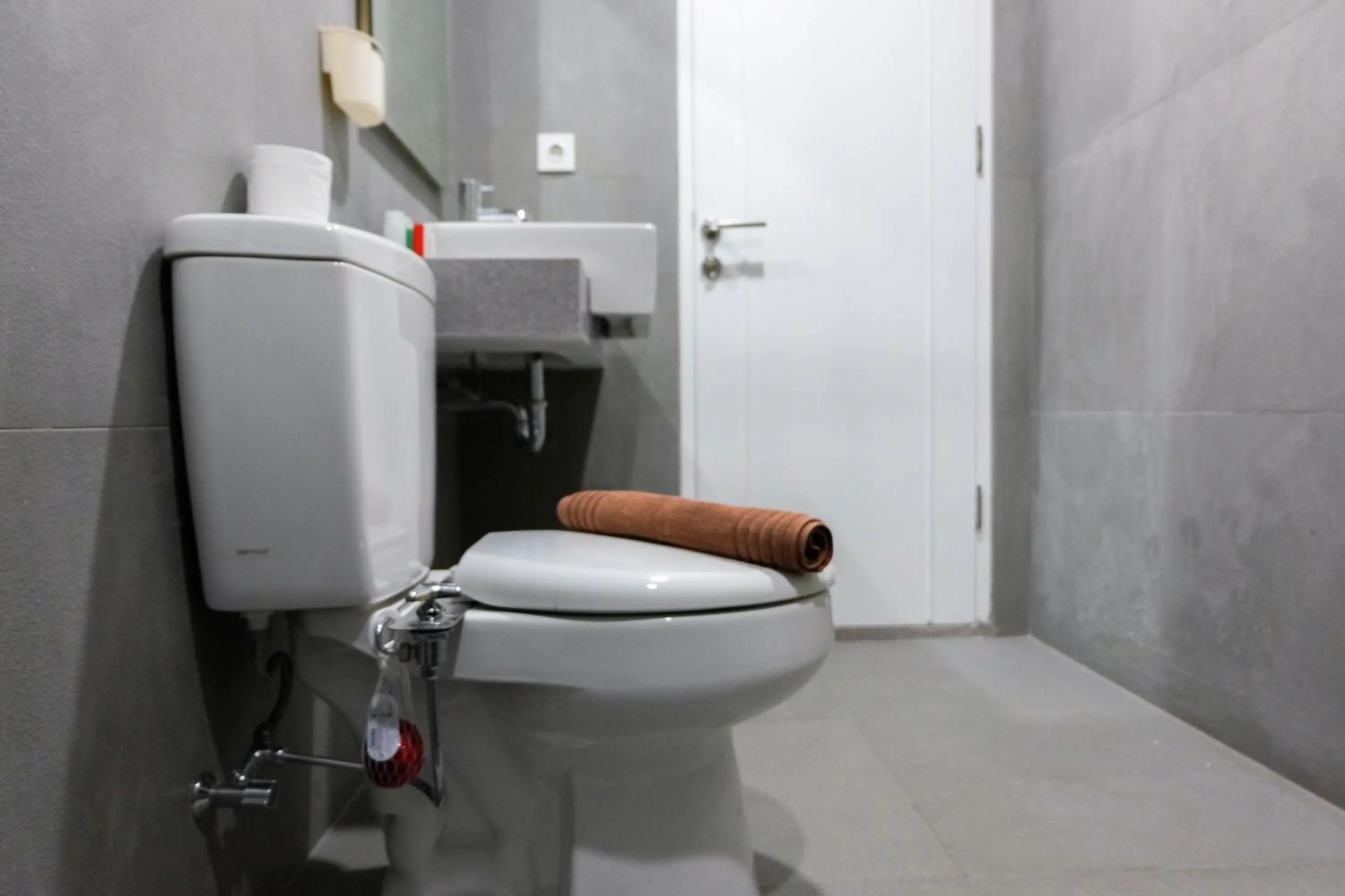 Bathroom in Homey 2BR Paddington Heights Apartment By Travelio