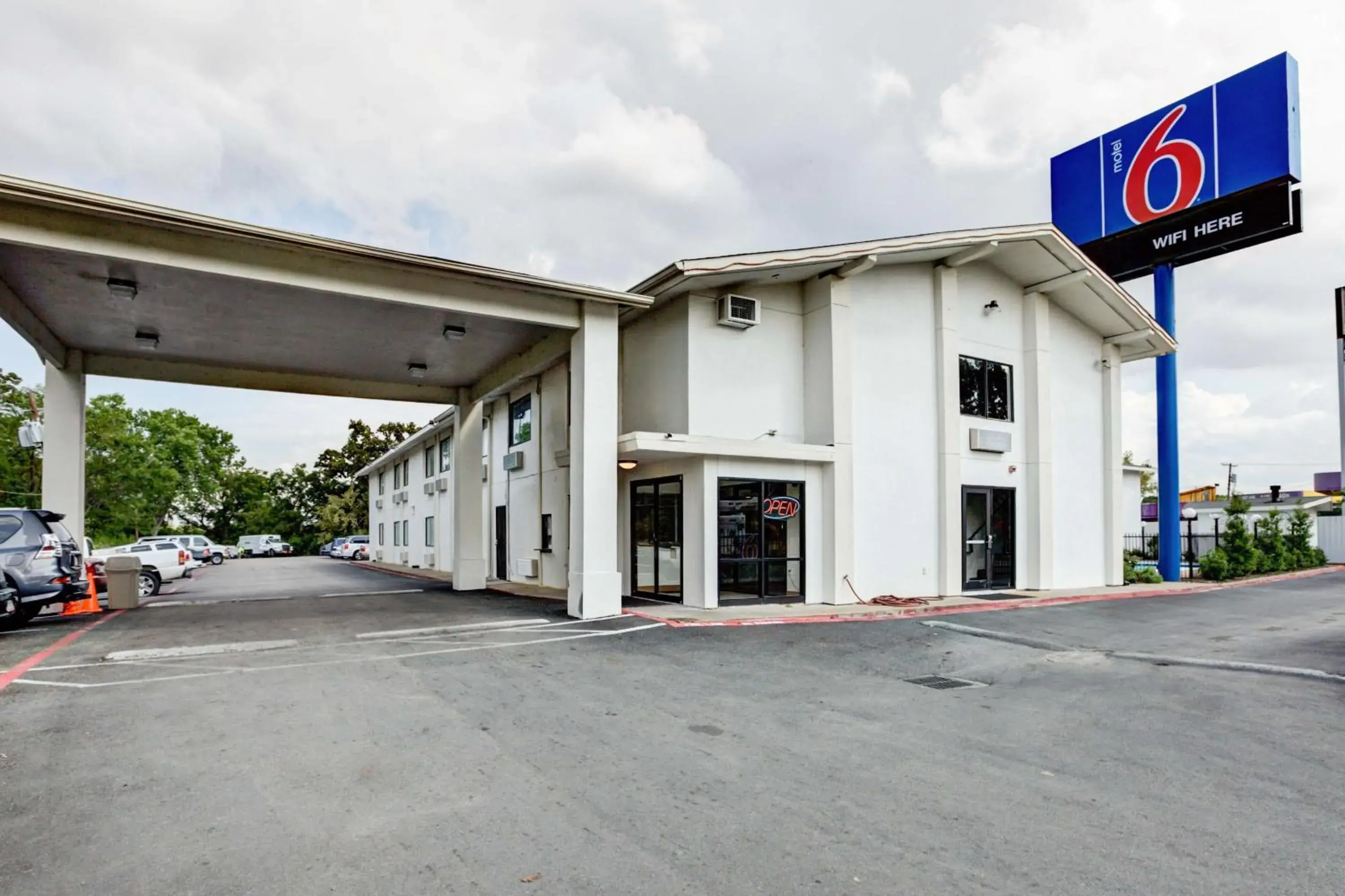 Property building in Motel 6-Dallas, TX - South Property building in Motel 6-Dallas, TX - South