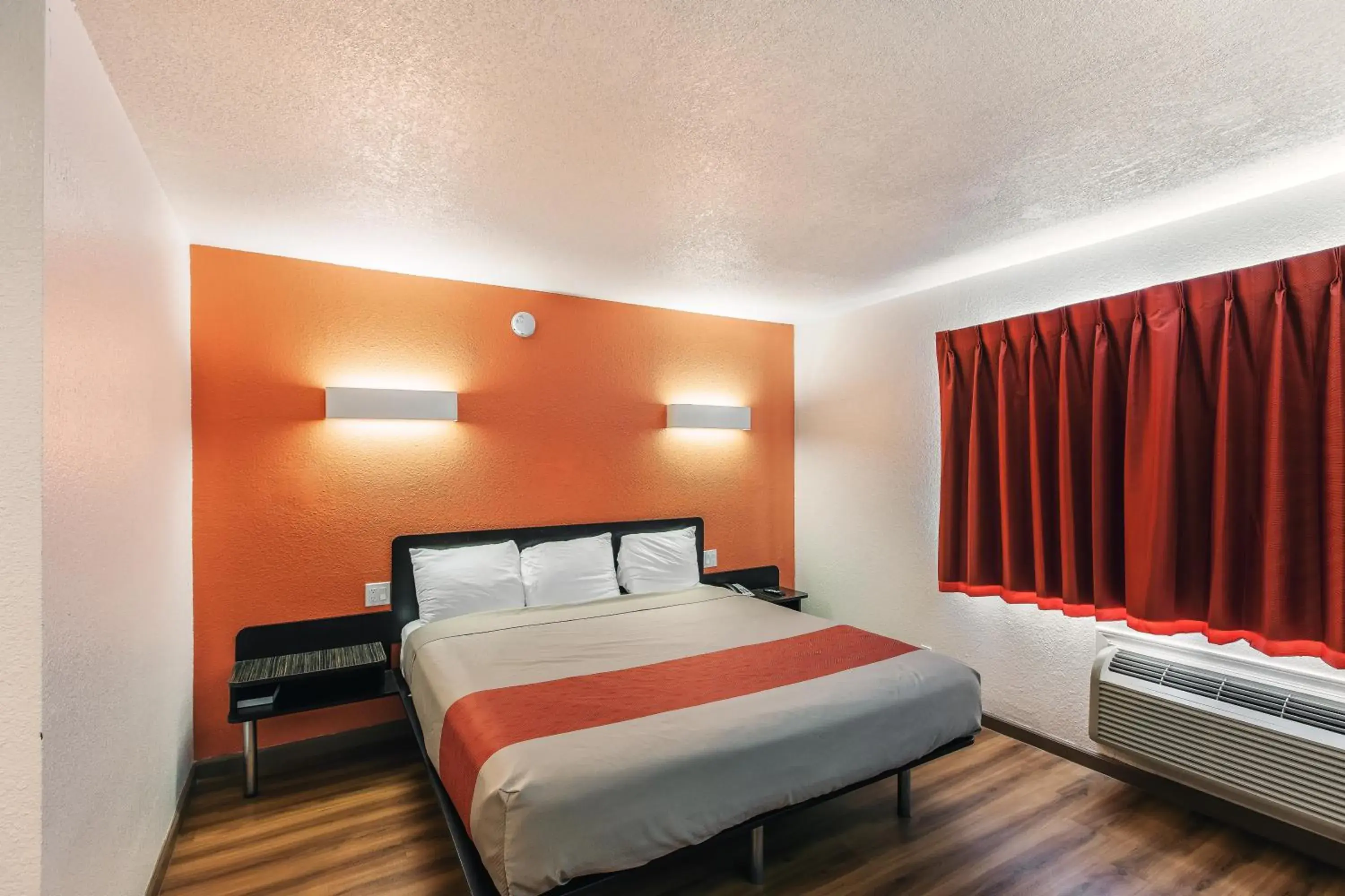 Bedroom, Bed in Motel 6-Dallas, TX - South Bedroom, Bed in Motel 6-Dallas, TX - South