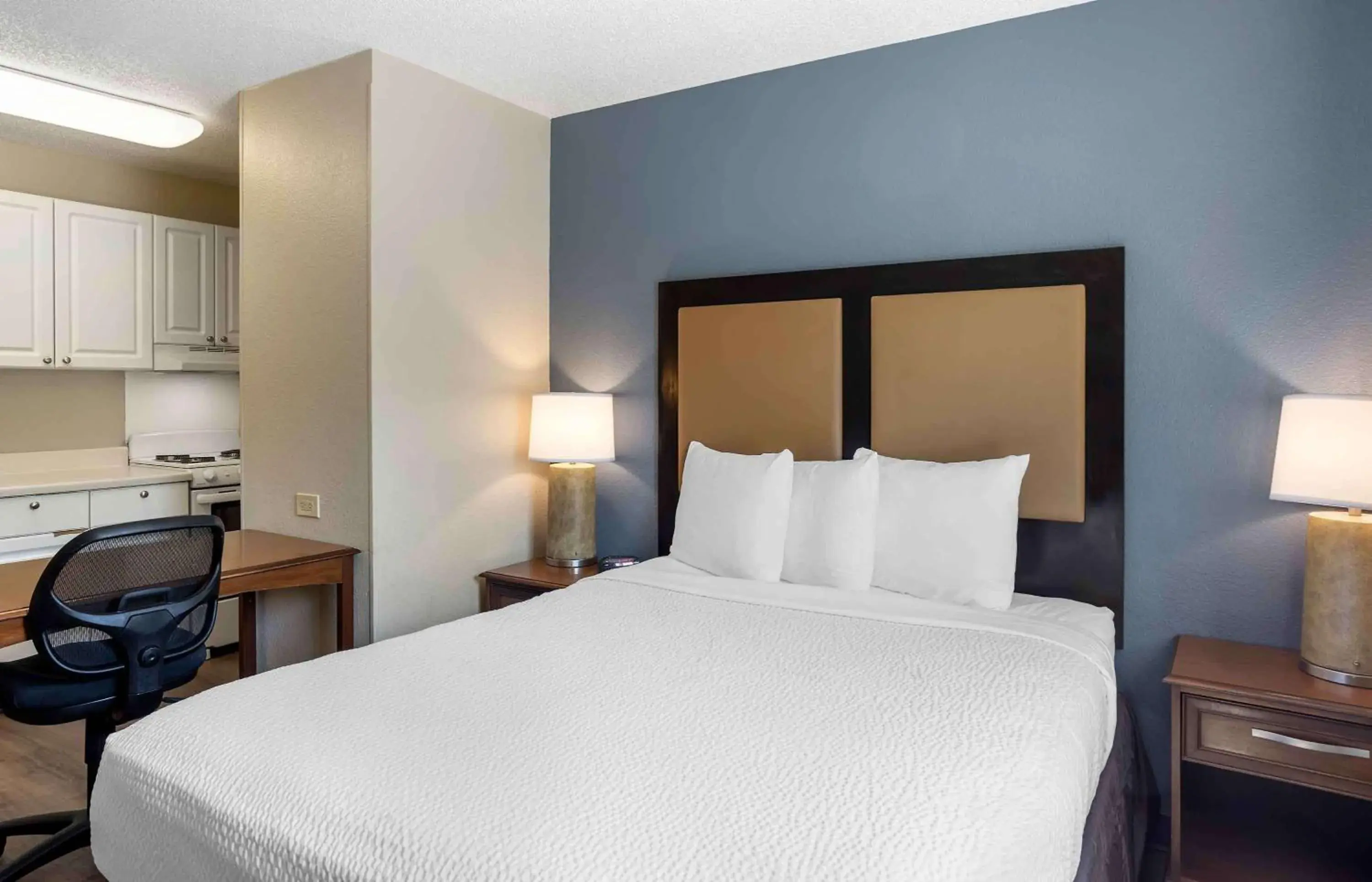 Bedroom, Bed in Extended Stay America Suites - Philadelphia - Mt Laurel - Pacilli Place Bedroom, Bed in Extended Stay America Suites - Philadelphia - Mt Laurel - Pacilli Place