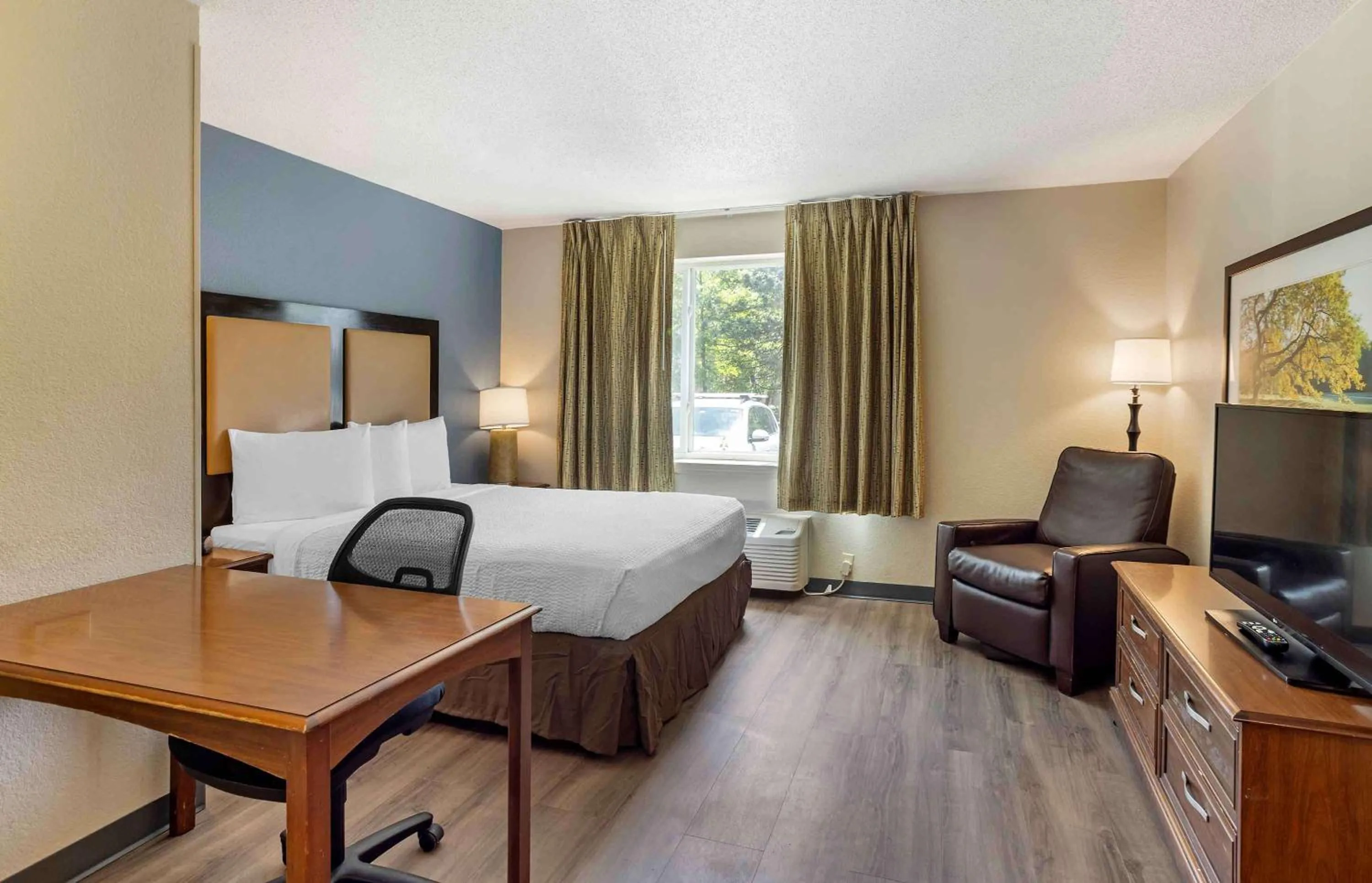 Bedroom, Bed in Extended Stay America Suites - Philadelphia - Mt Laurel - Pacilli Place