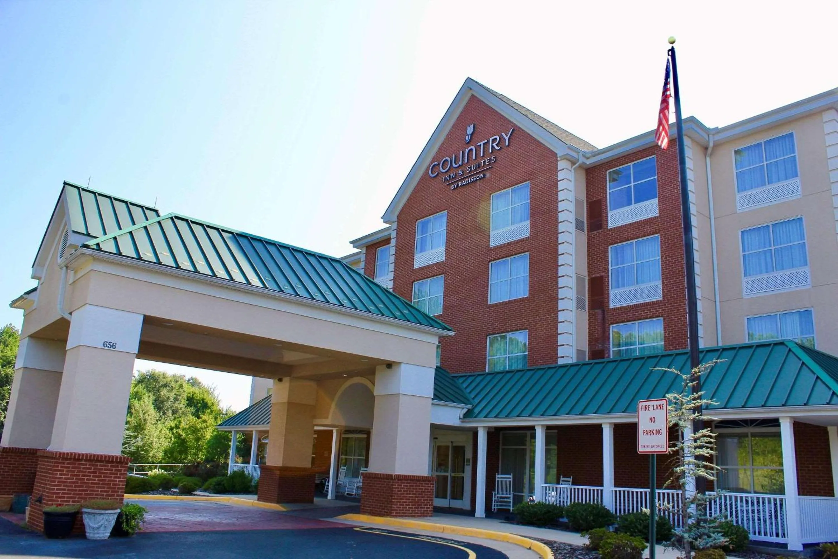 Property building in Country Inn & Suites by Radisson, Fredericksburg, VA