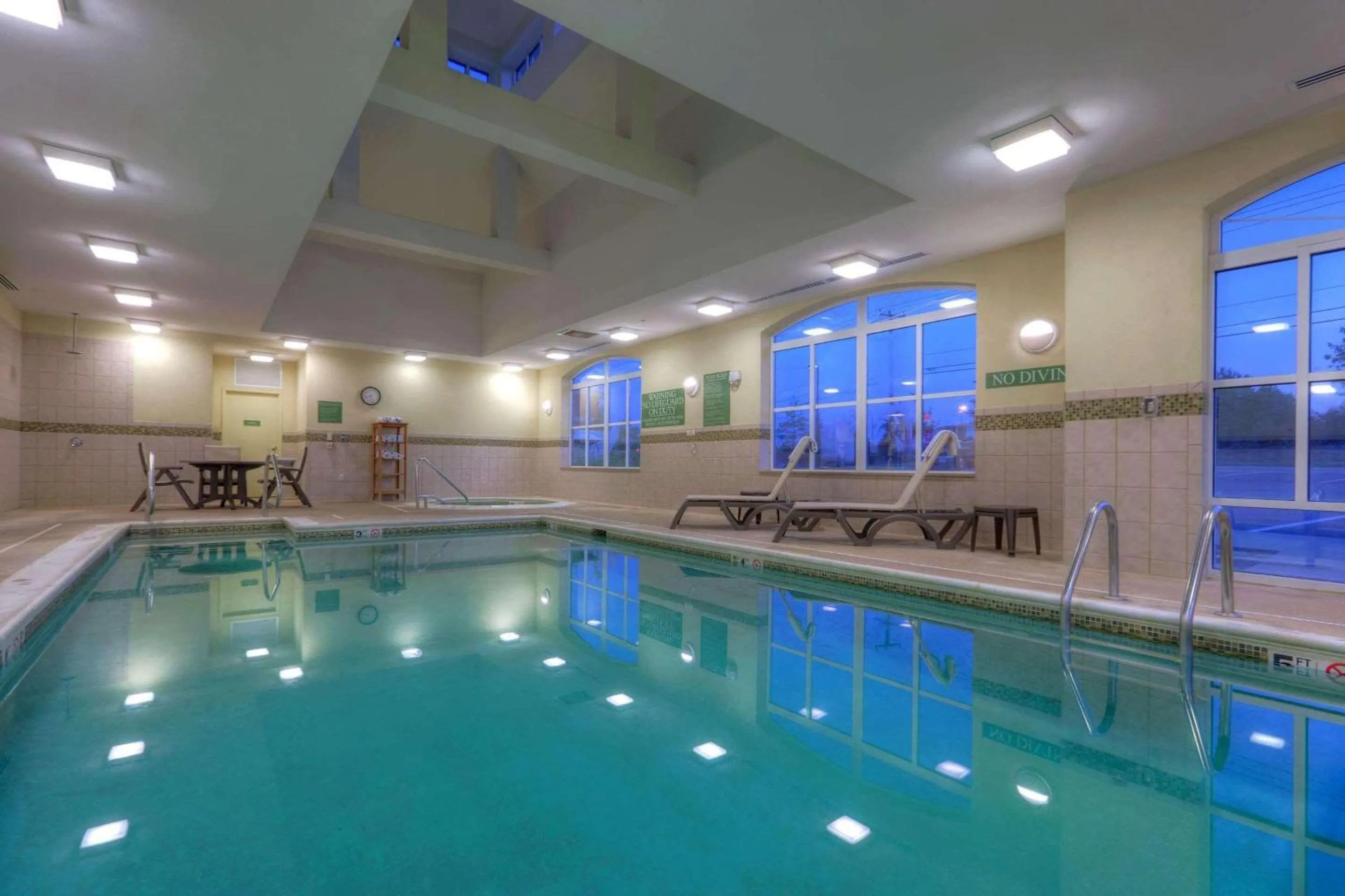 Swimming pool in Country Inn & Suites by Radisson, Fredericksburg, VA