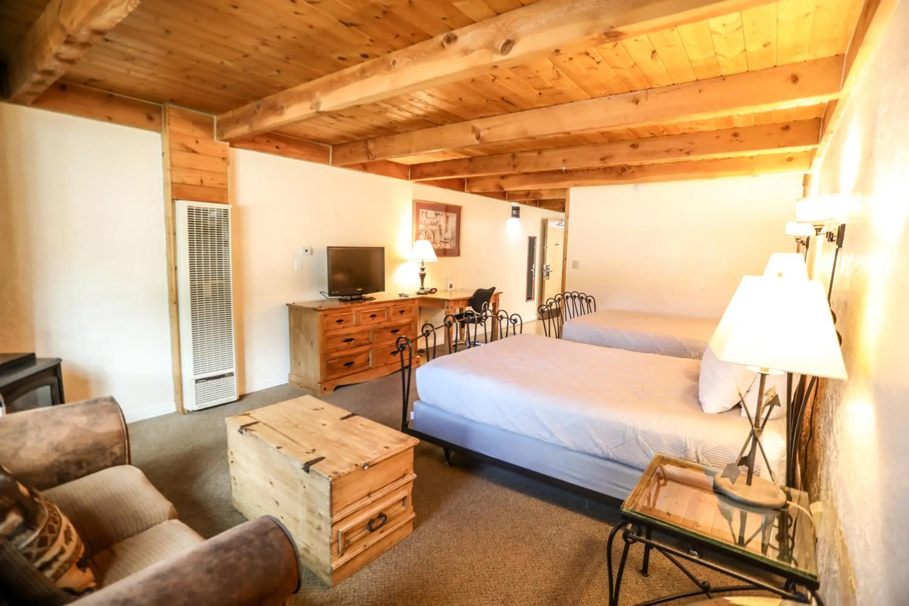 Bed in The Boulder Creek Lodge Bed in The Boulder Creek Lodge