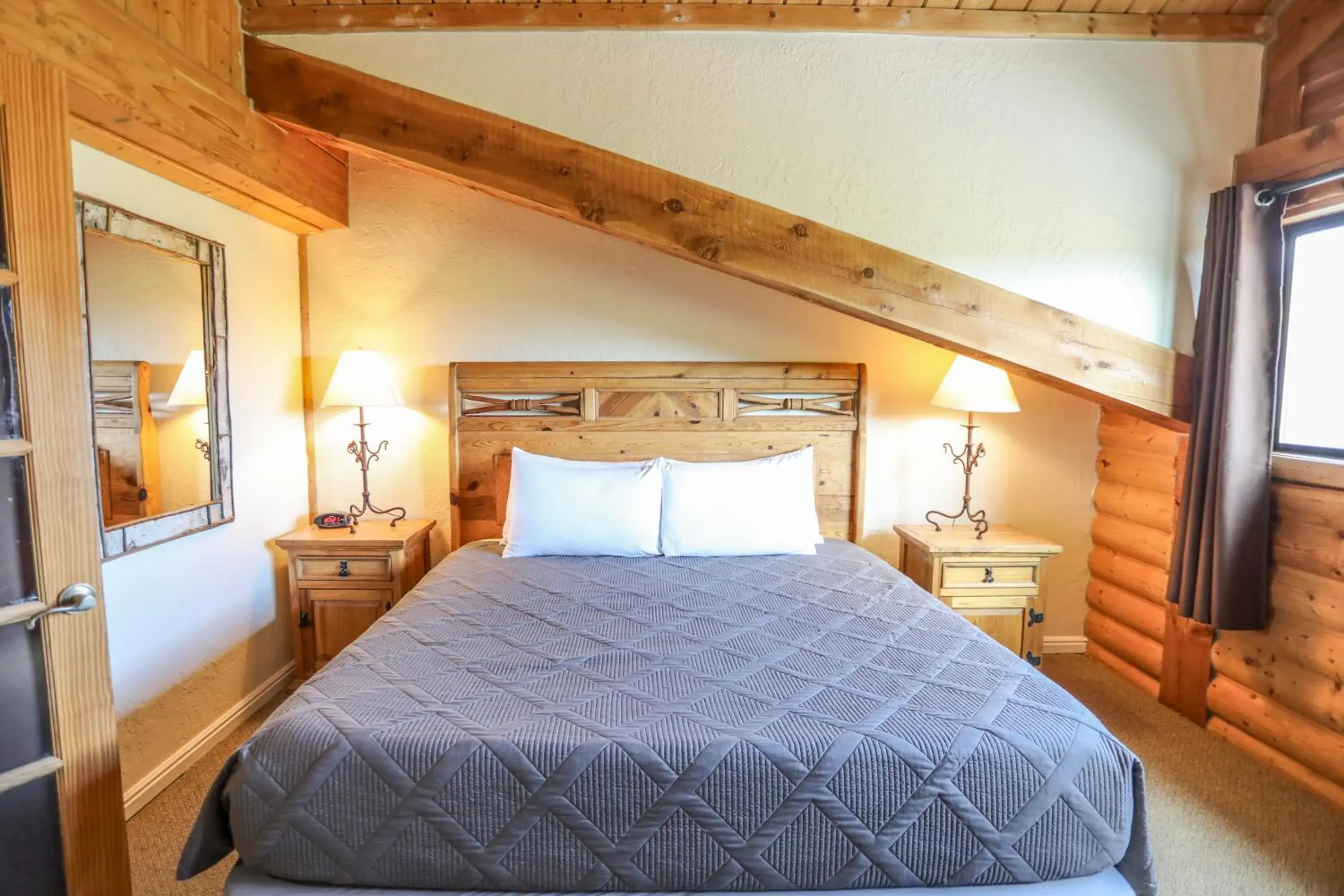 Bed in The Boulder Creek Lodge Bed in The Boulder Creek Lodge