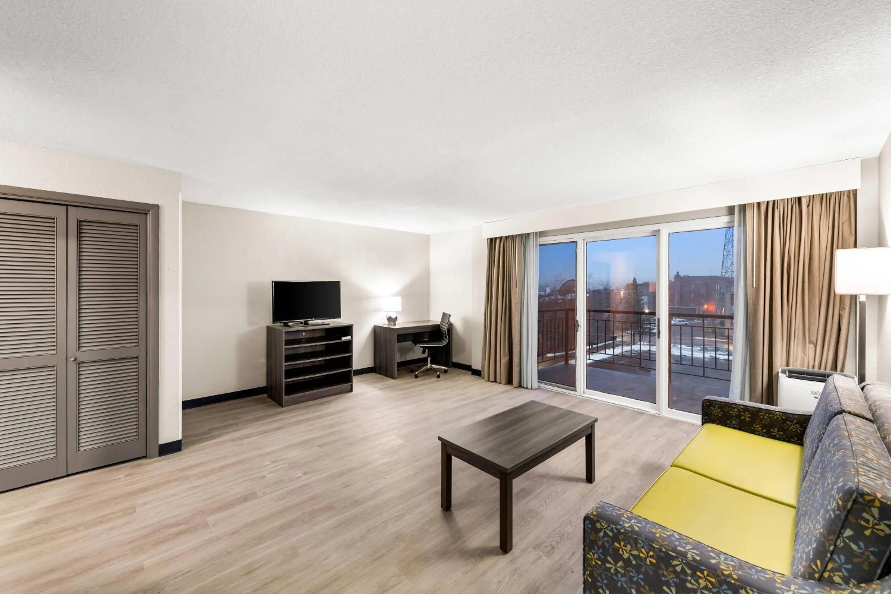 Bedroom in Clarion Pointe Rhinelander Downtown